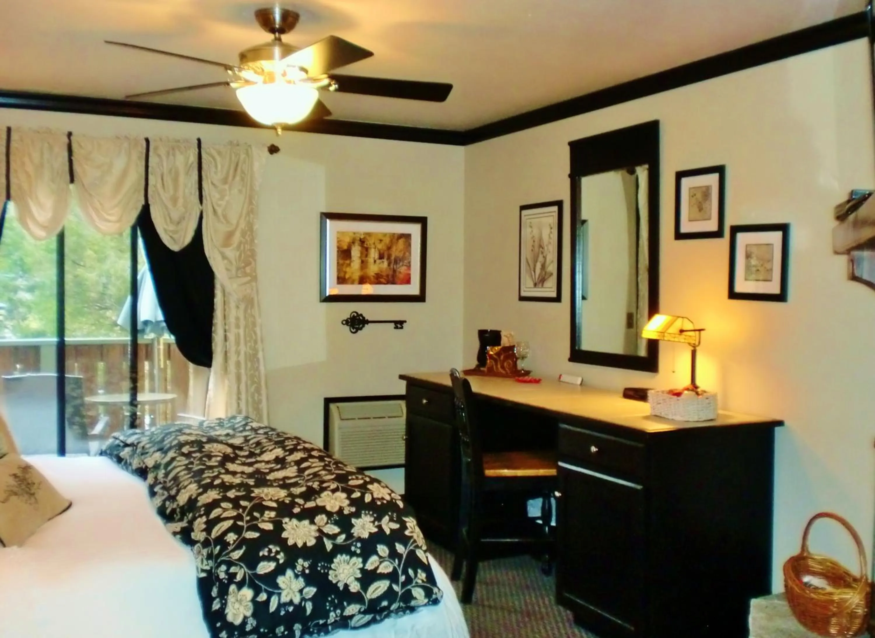 Coffee/tea facilities, Bed in The North Shore Inn