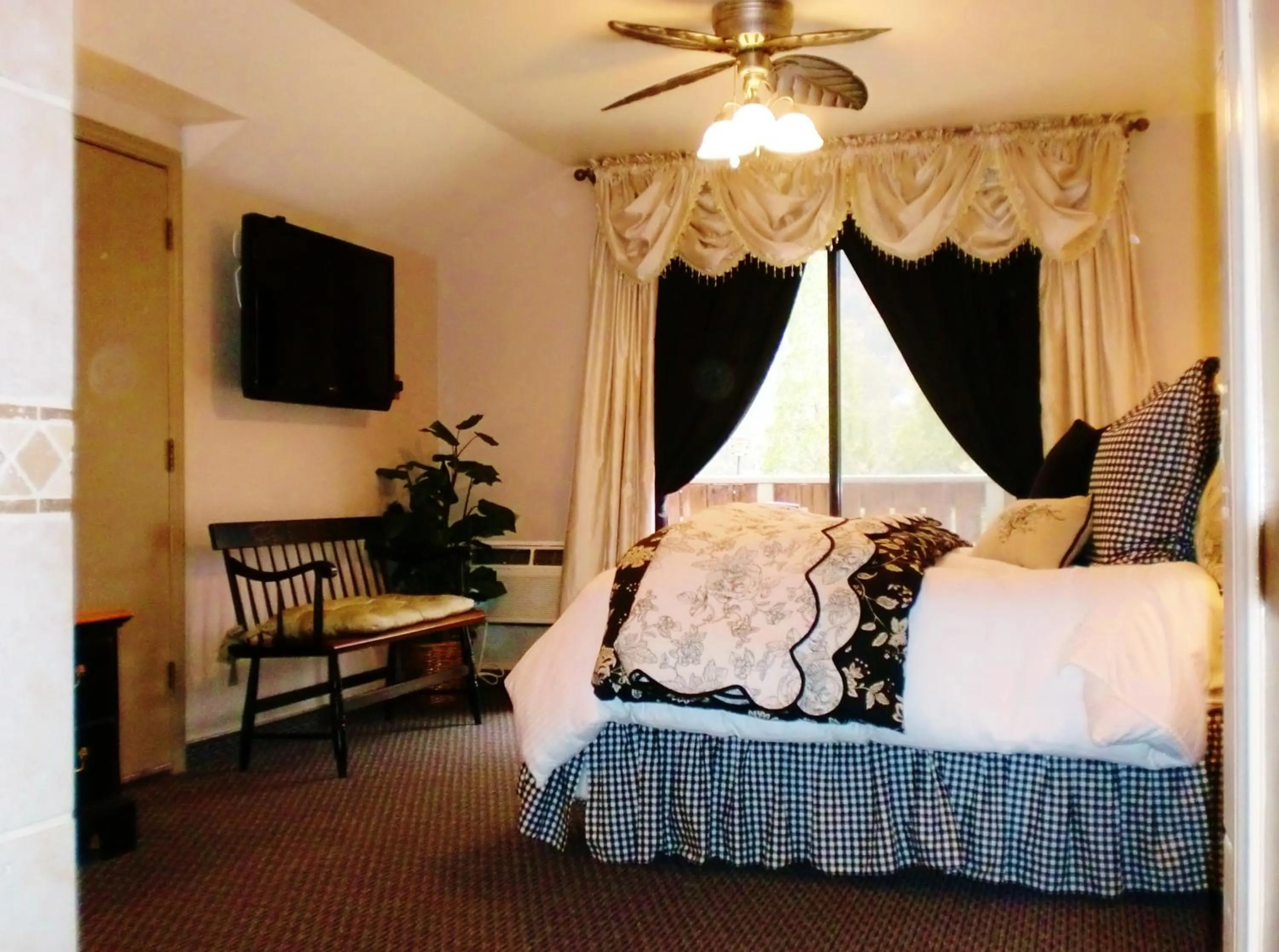 Bed in The North Shore Inn