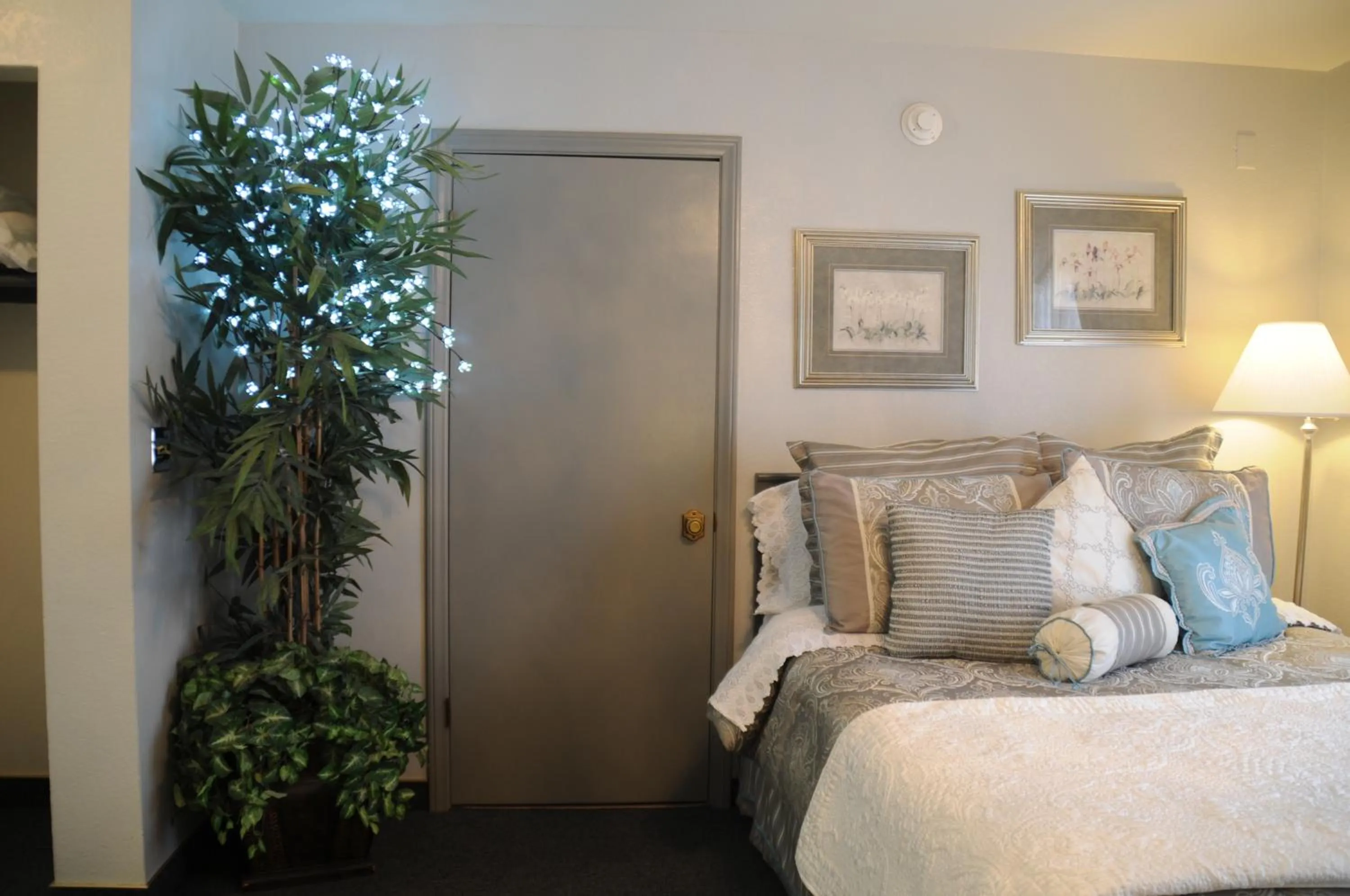 Bed in The North Shore Inn