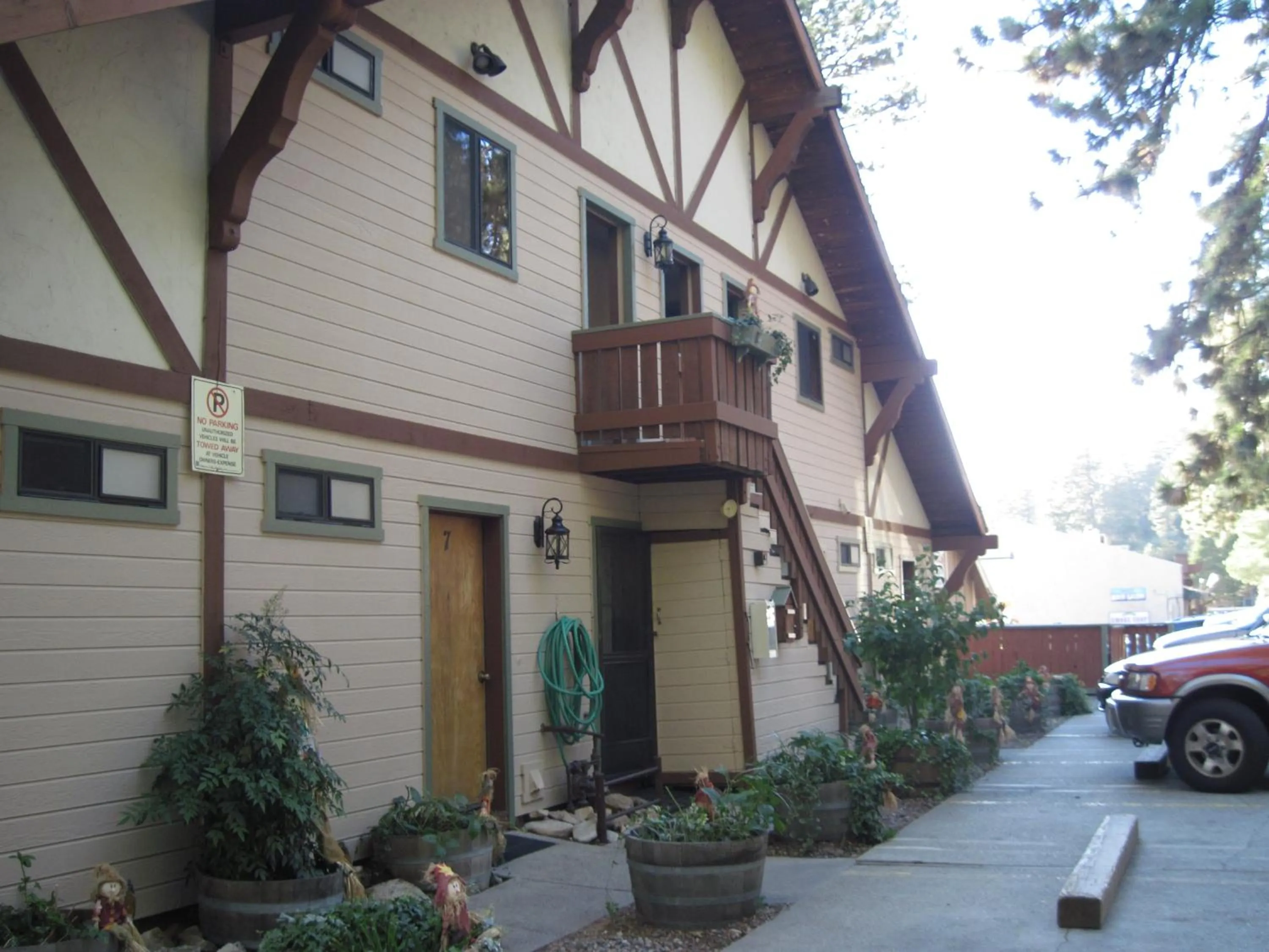 Facade/entrance in The North Shore Inn
