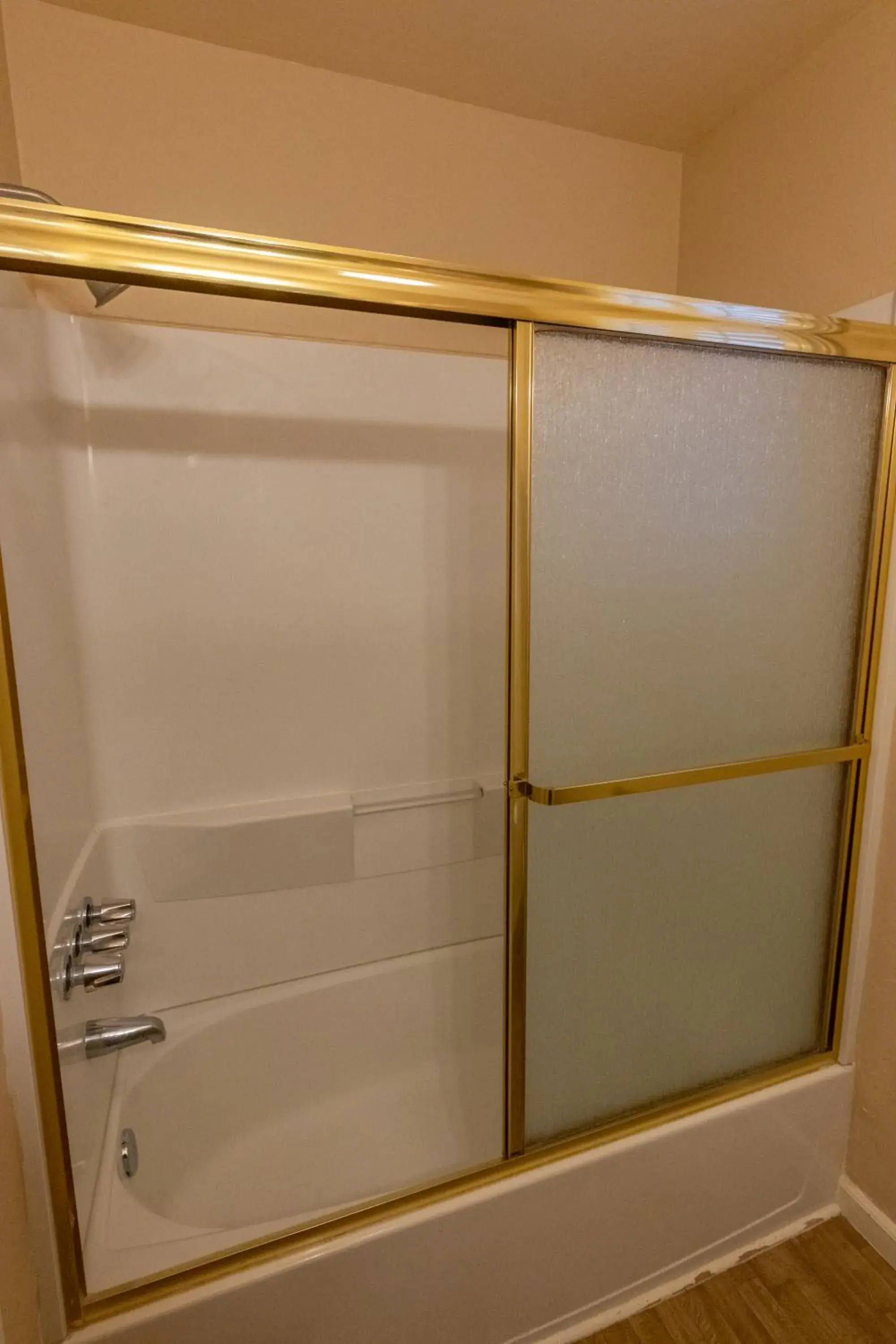 King Room in June Lake Motel King Room in June Lake Motel