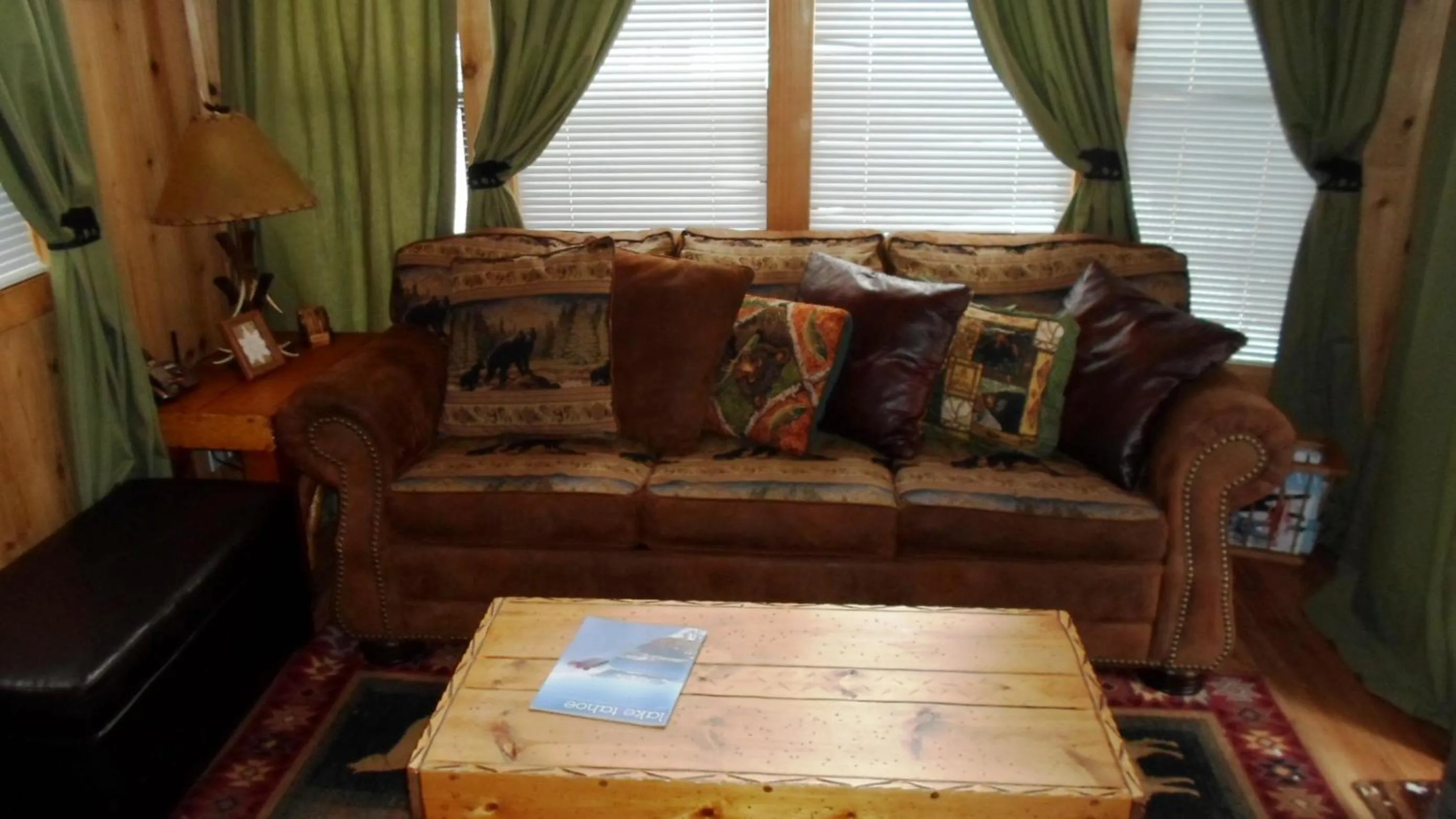 Living room in Cedar Pines Resort