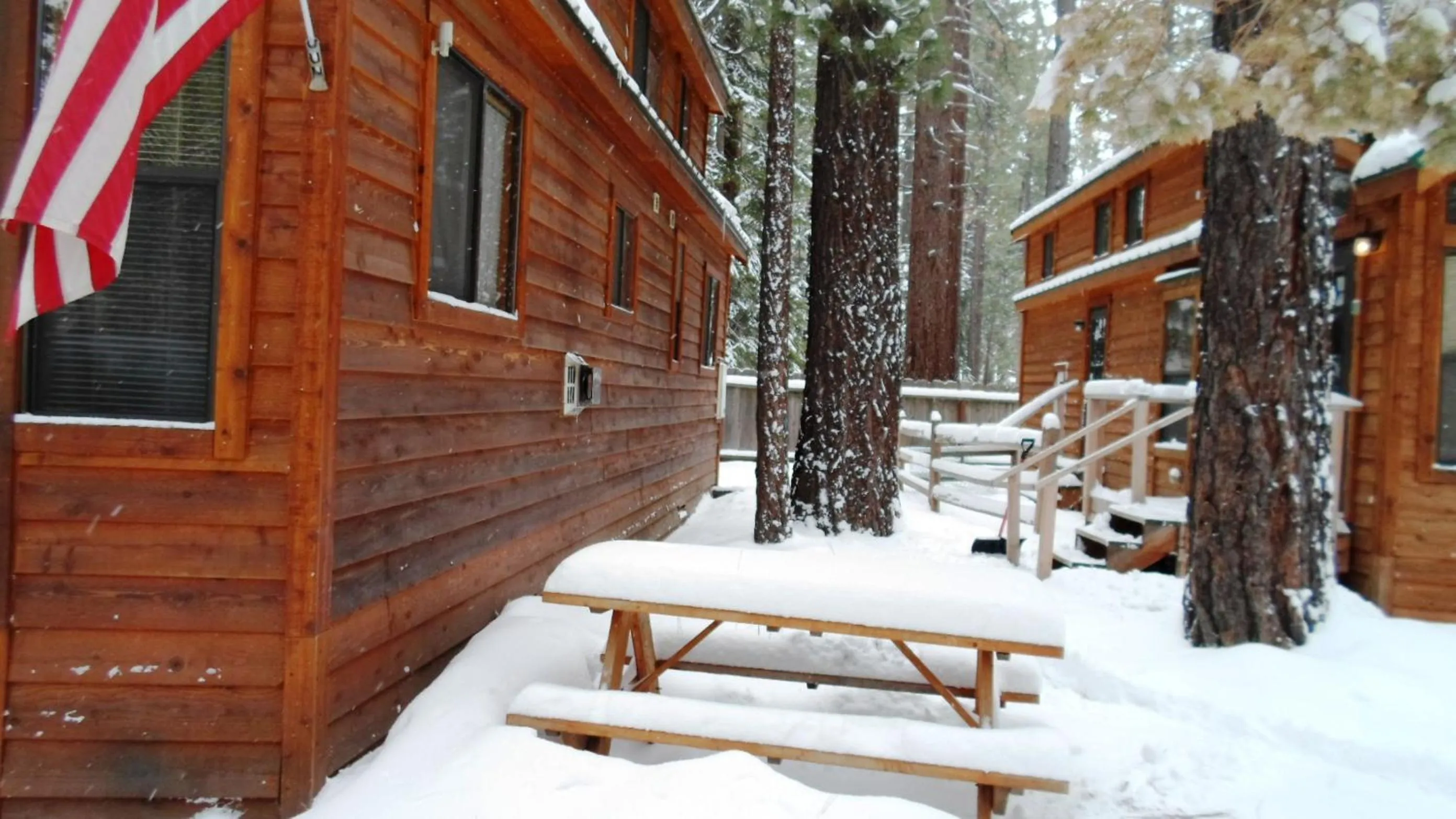 Facade/entrance in Cedar Pines Resort