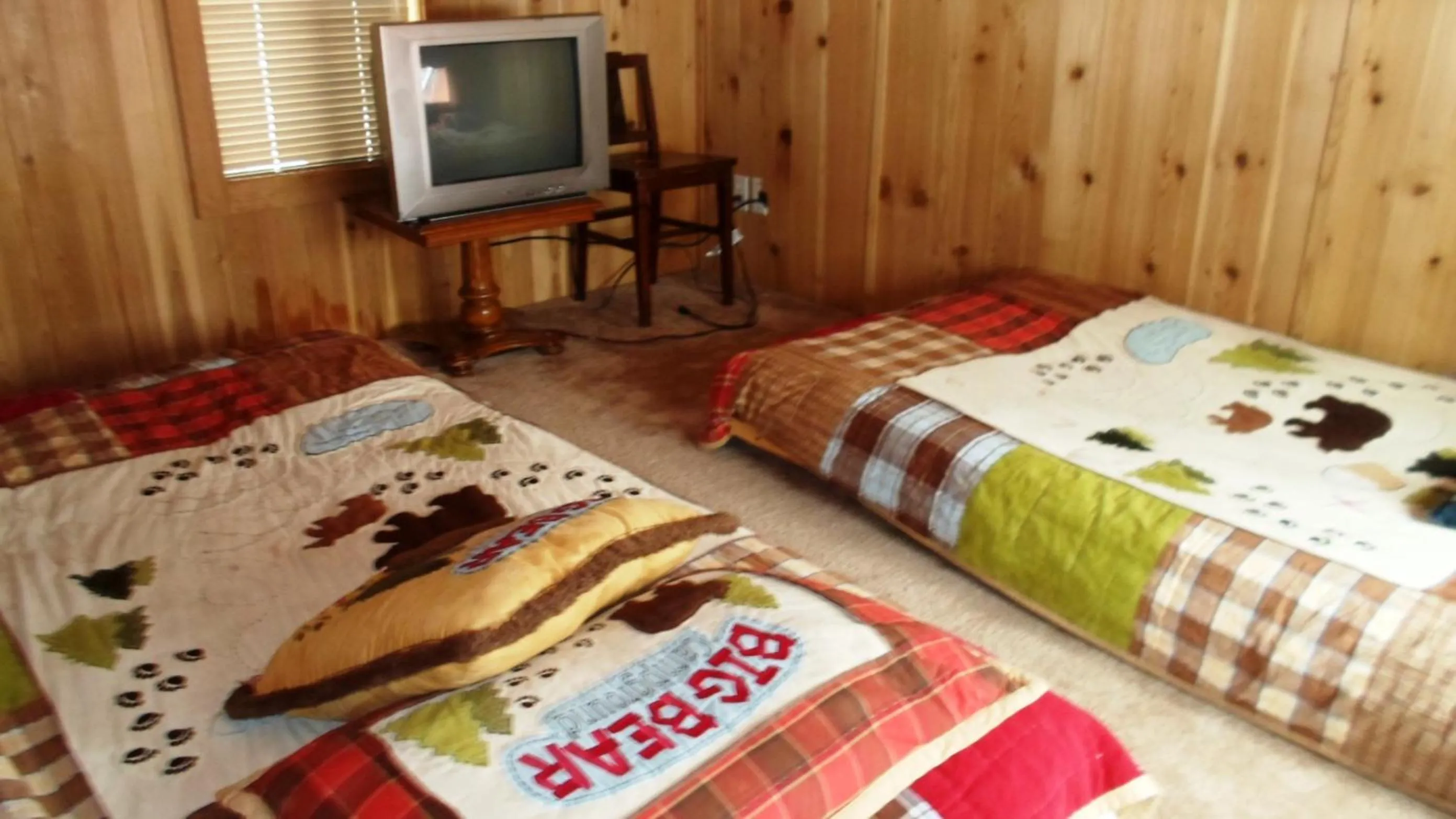 Photo of the whole room, Bed in Cedar Pines Resort
