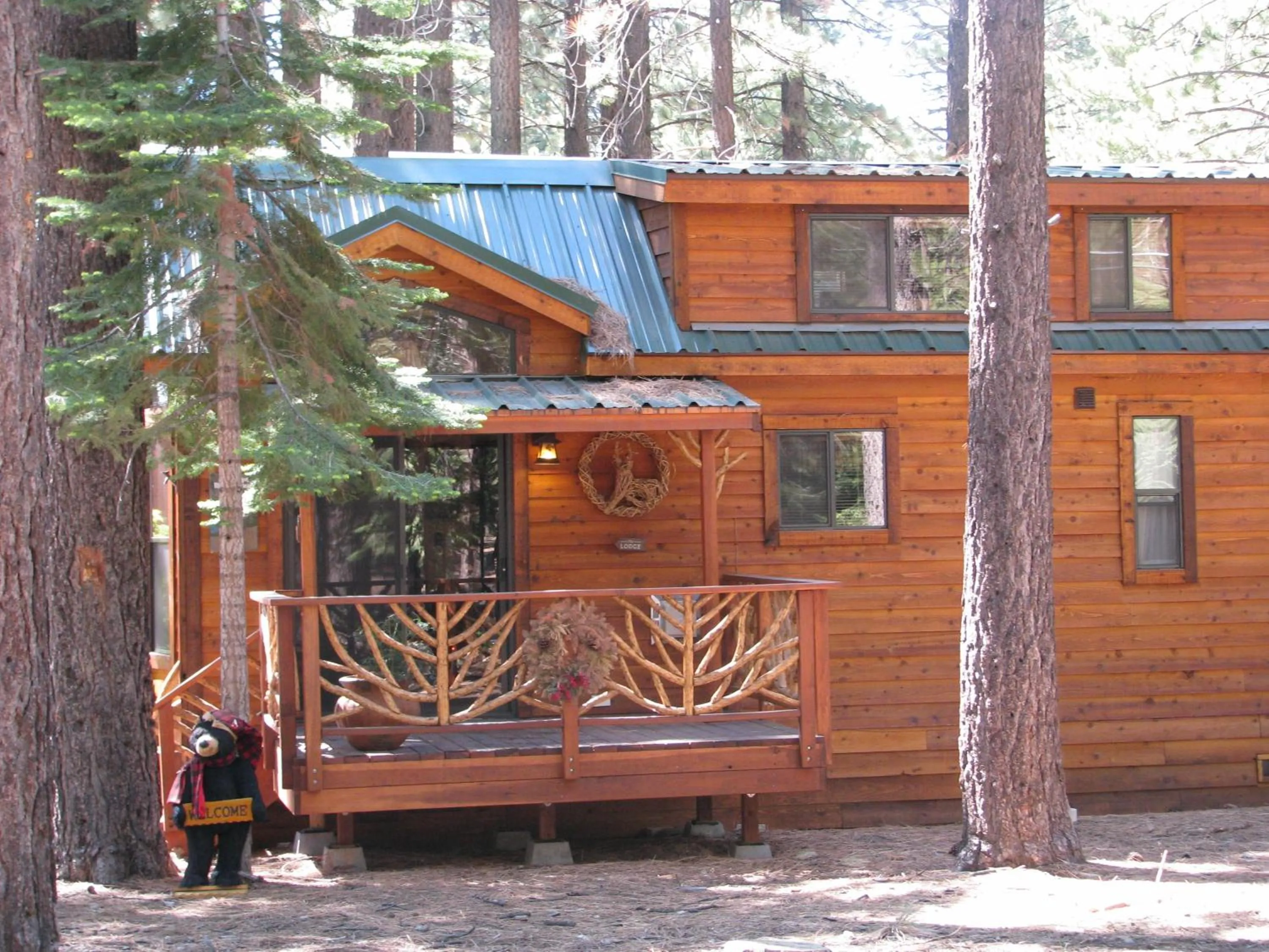 Facade/entrance in Cedar Pines Resort