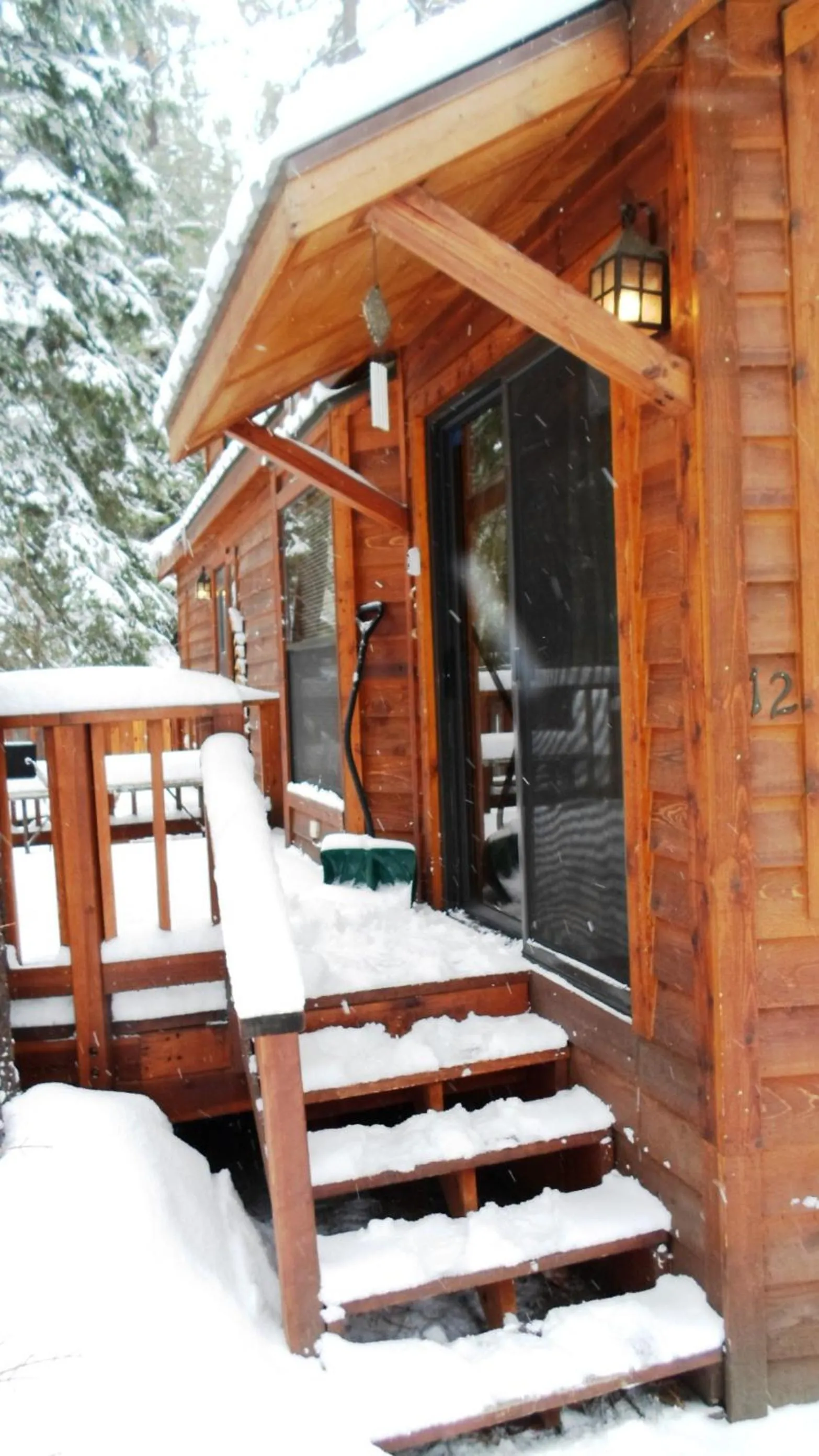 Facade/entrance in Cedar Pines Resort
