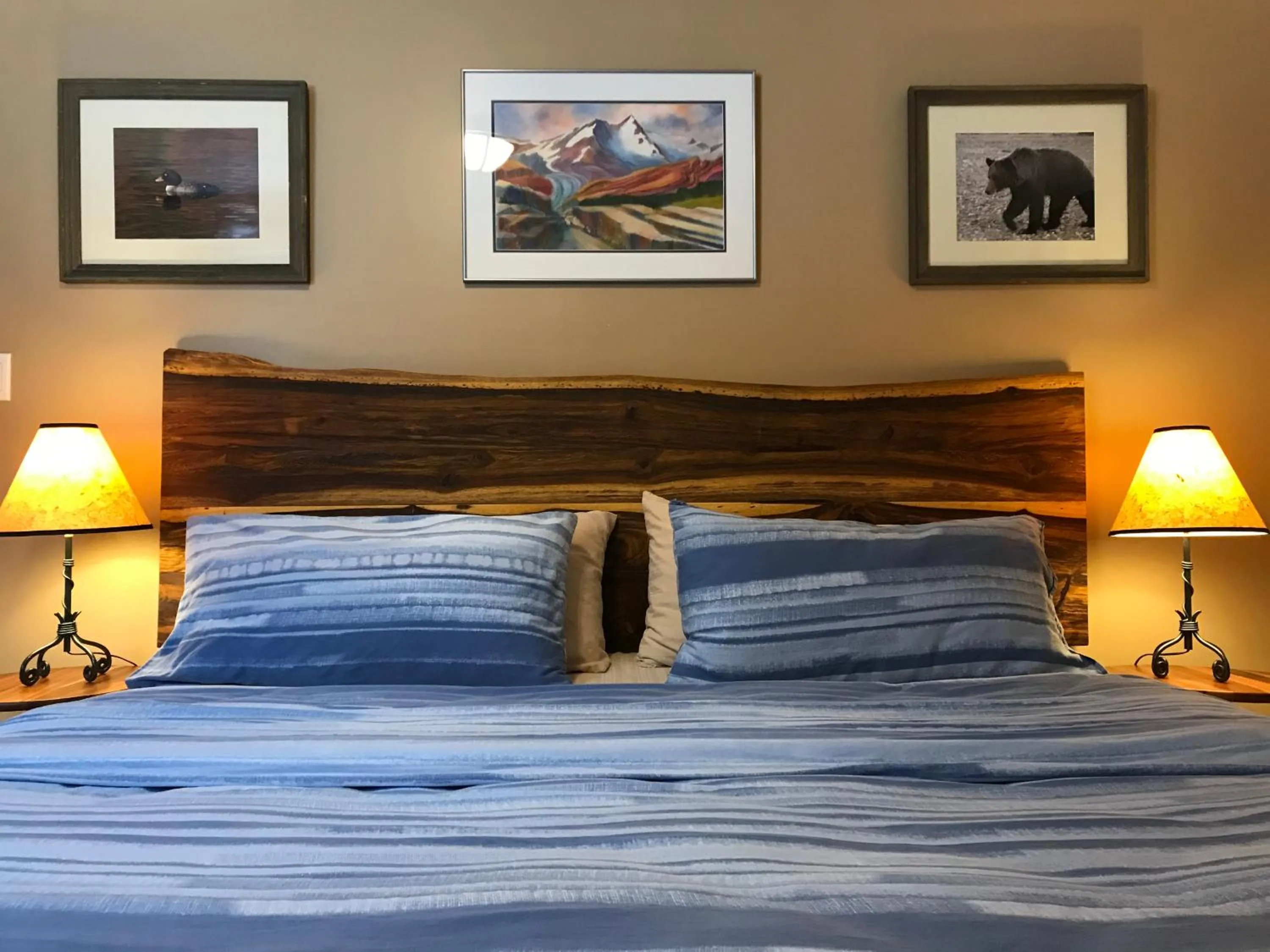 Bed in Canadian Rockies Inn - Adults only