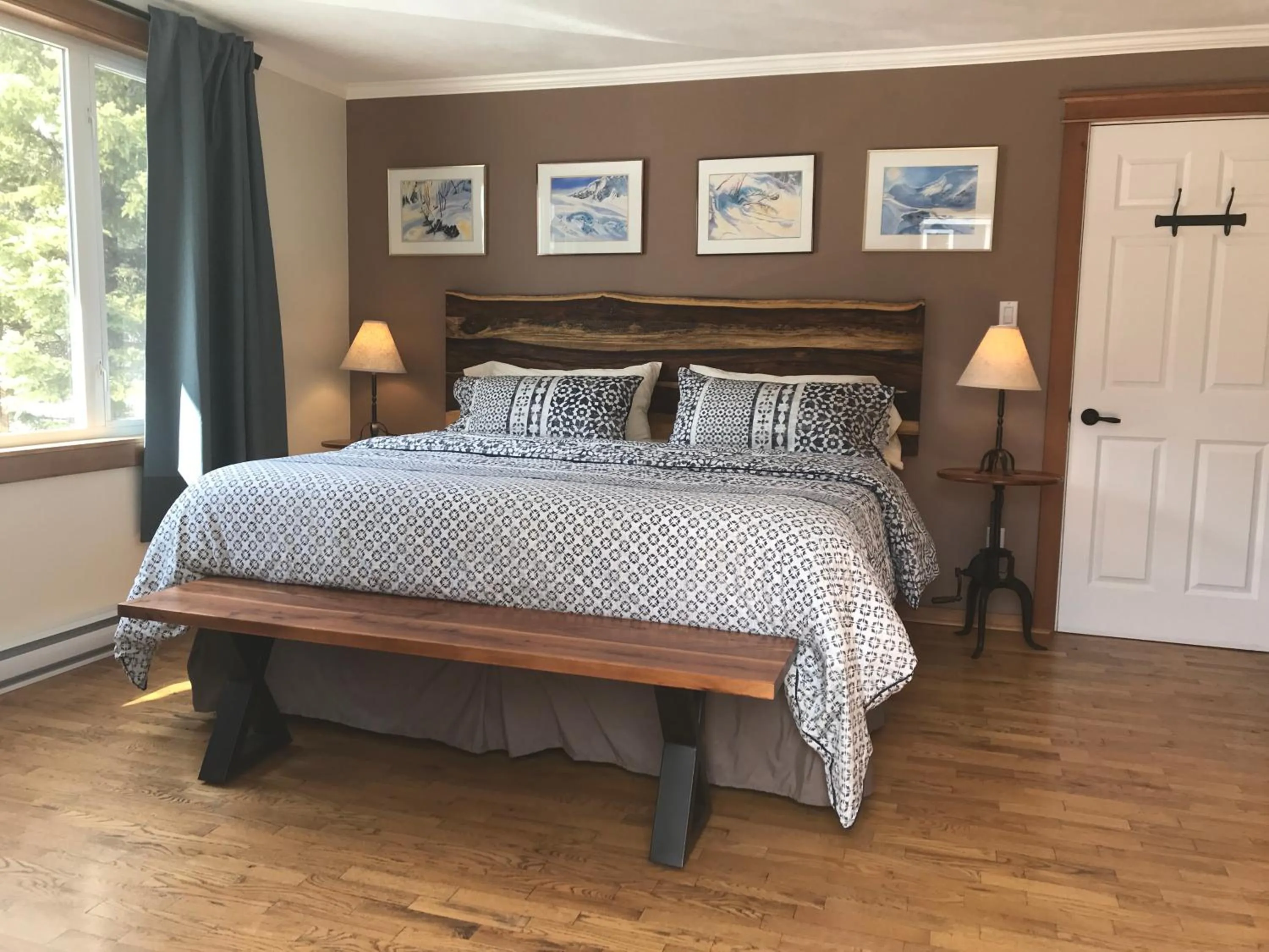 Bed in Canadian Rockies Inn - Adults only