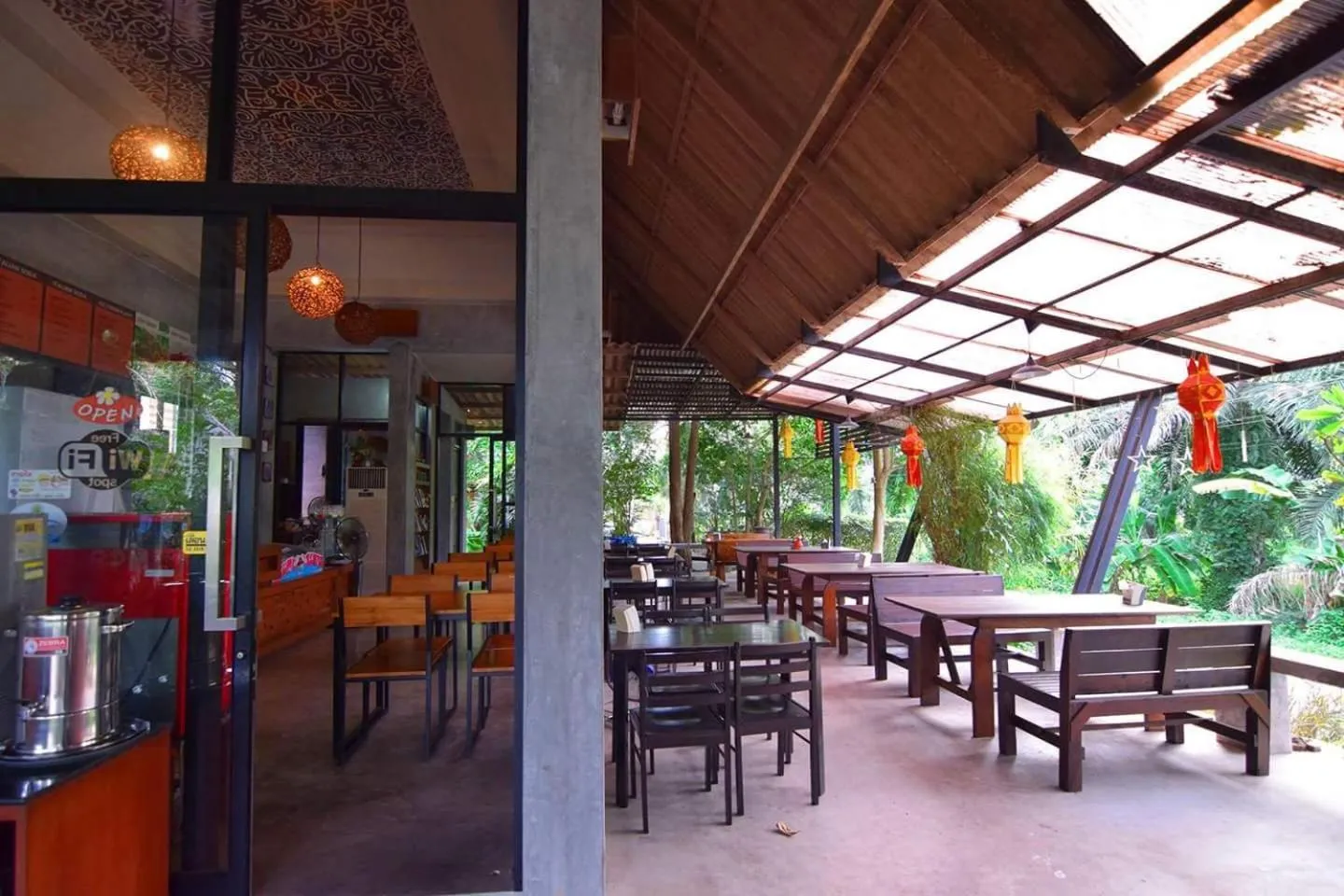 Restaurant/places to eat in Chalicha Resort