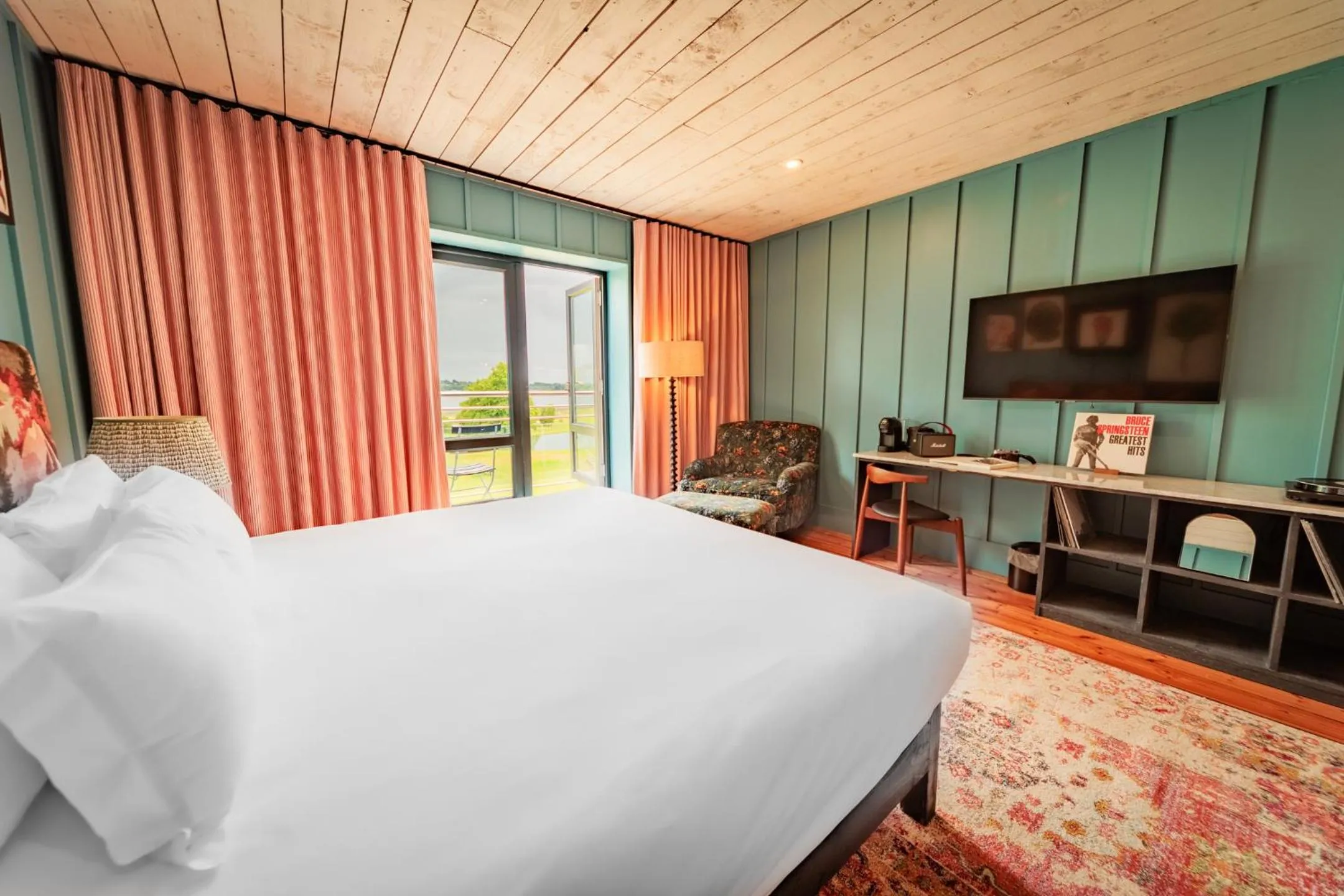 Bedroom, Bed in Glasson Lakehouse