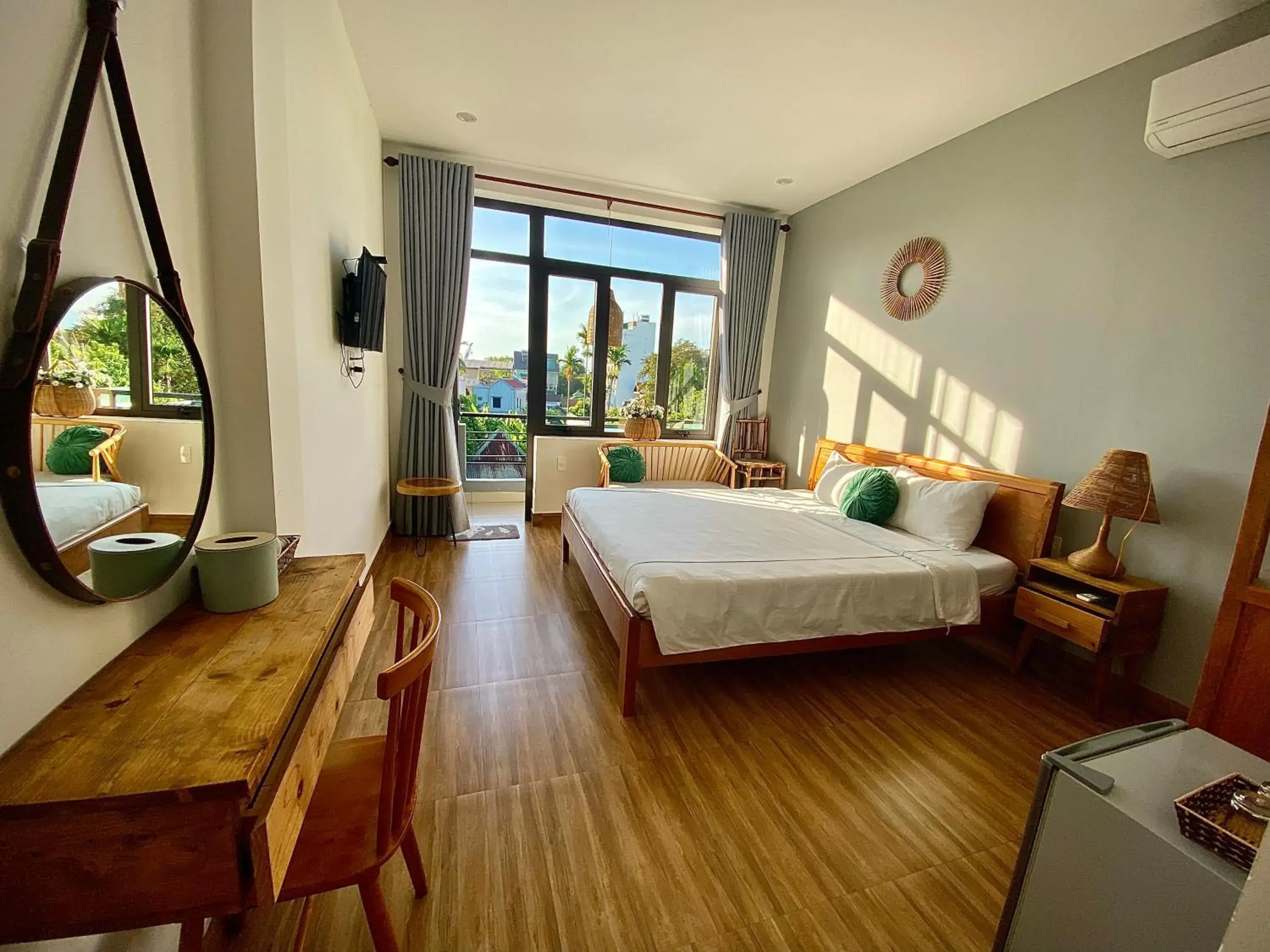 Deluxe Double Room with Balcony in Hue Sweethouse 2 Homestay Deluxe Double Room with Balcony in Hue Sweethouse 2 Homestay