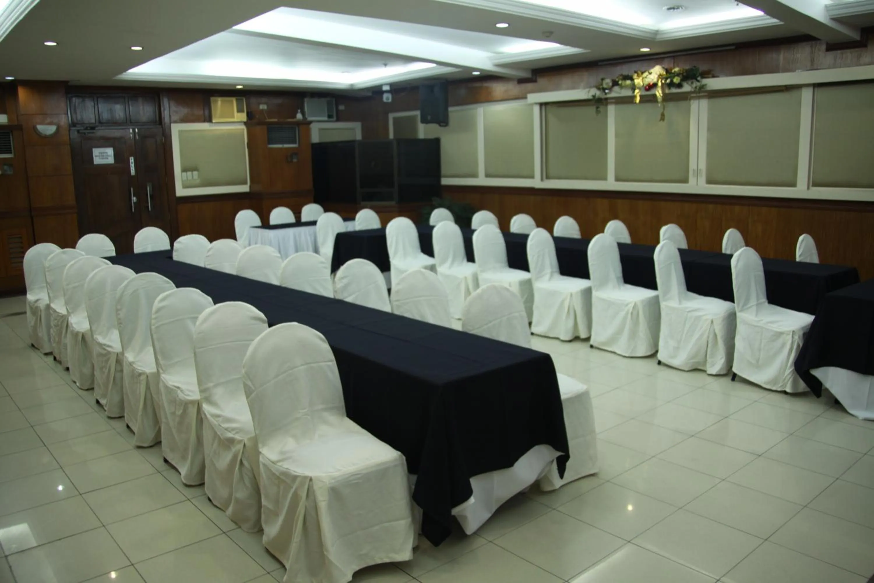 Meeting/conference room in Golden Valley Hotel