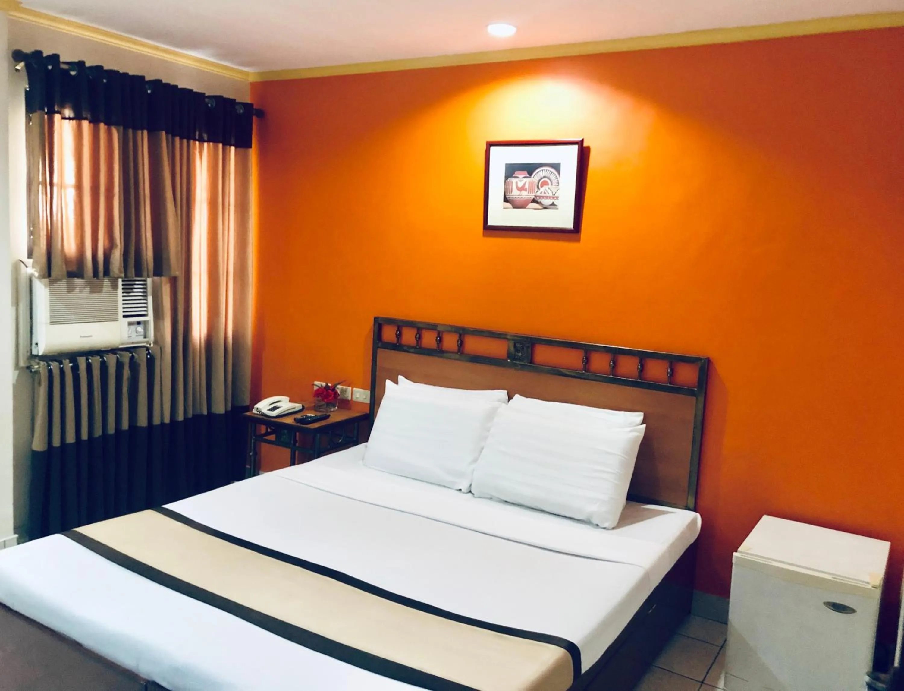 Bedroom, Bed in Golden Valley Hotel