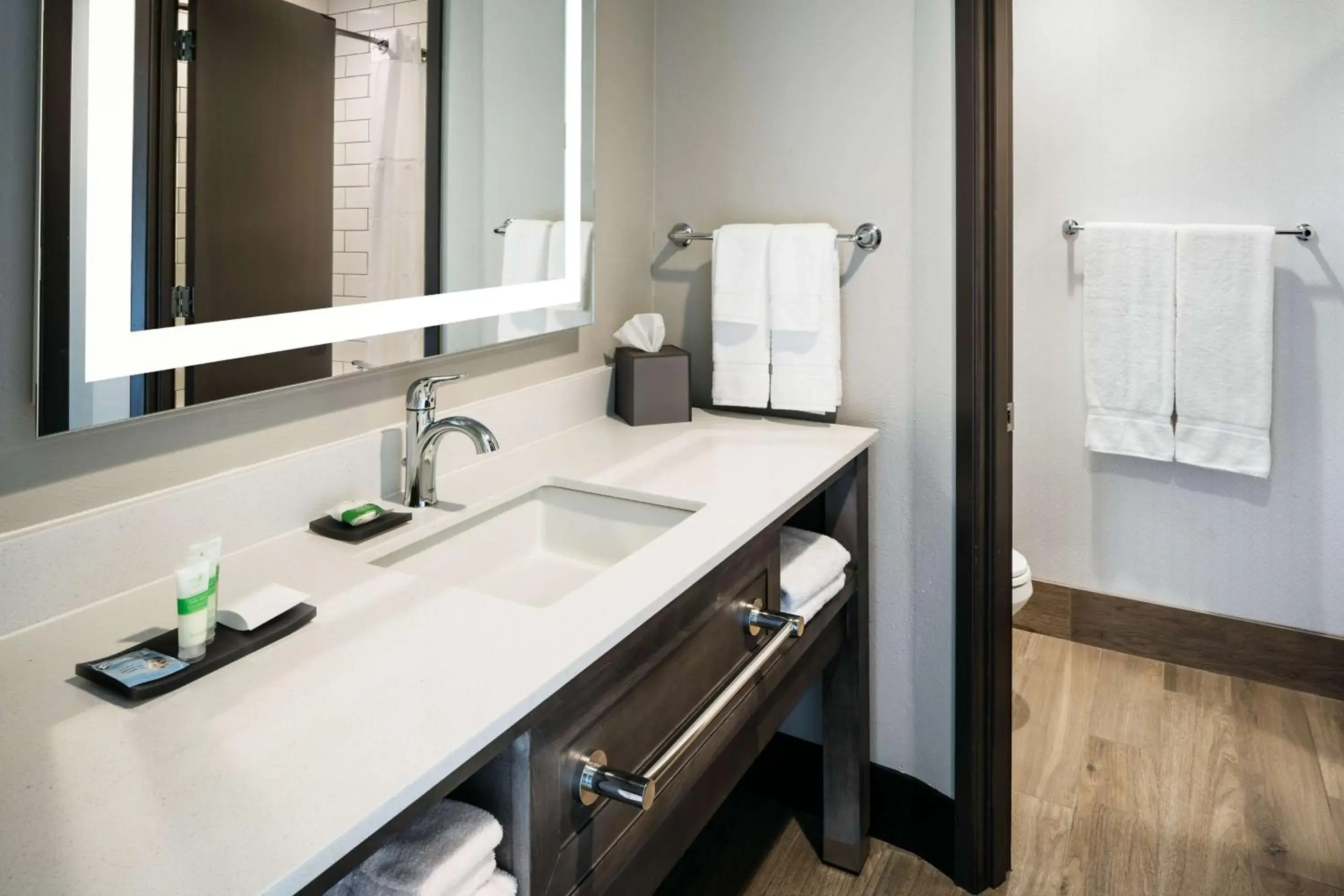 Queen Room - Disability Access in Beachfront Inn Queen Room - Disability Access in Beachfront Inn