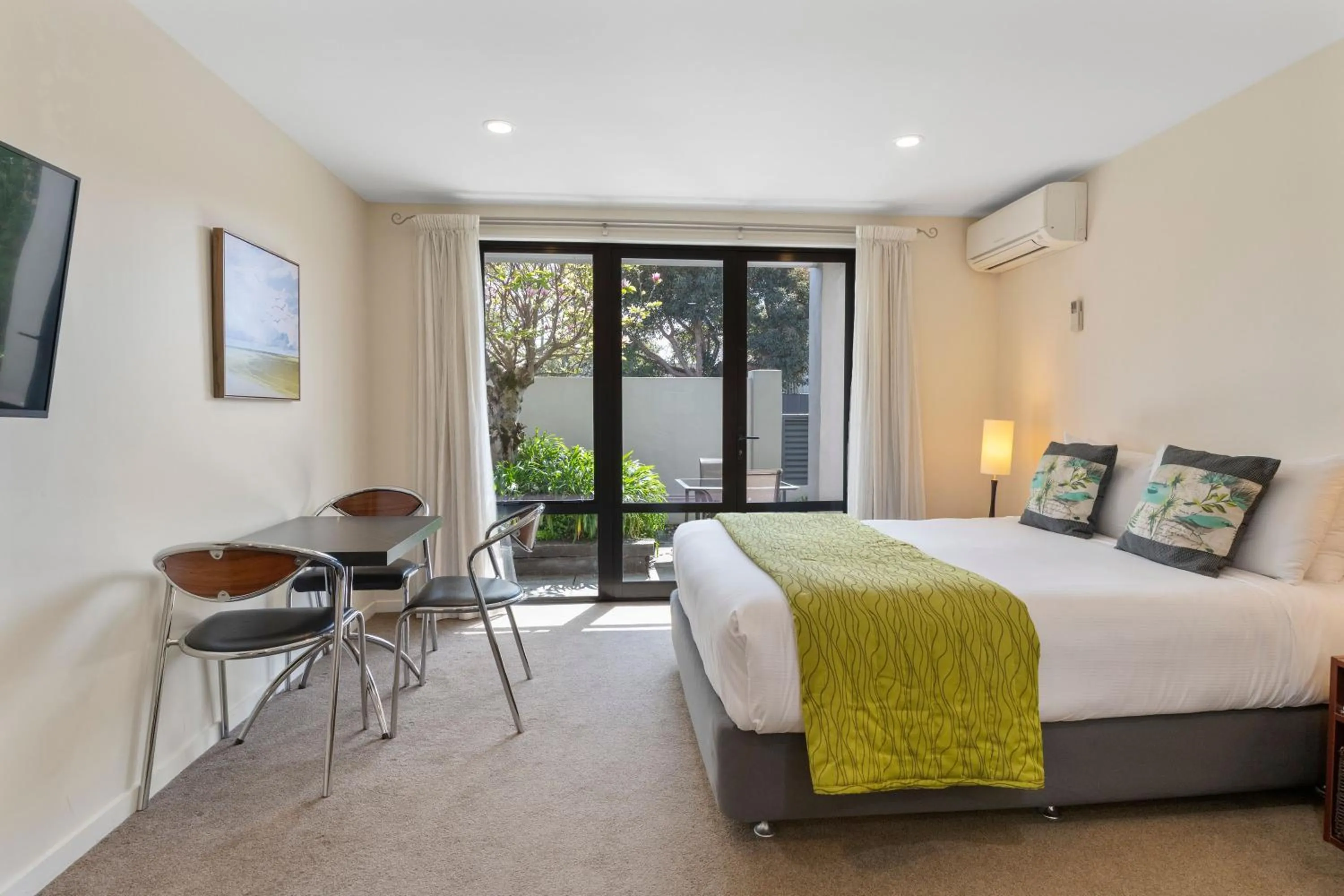 View (from property/room), Bed in Nautilus Lodge Motel