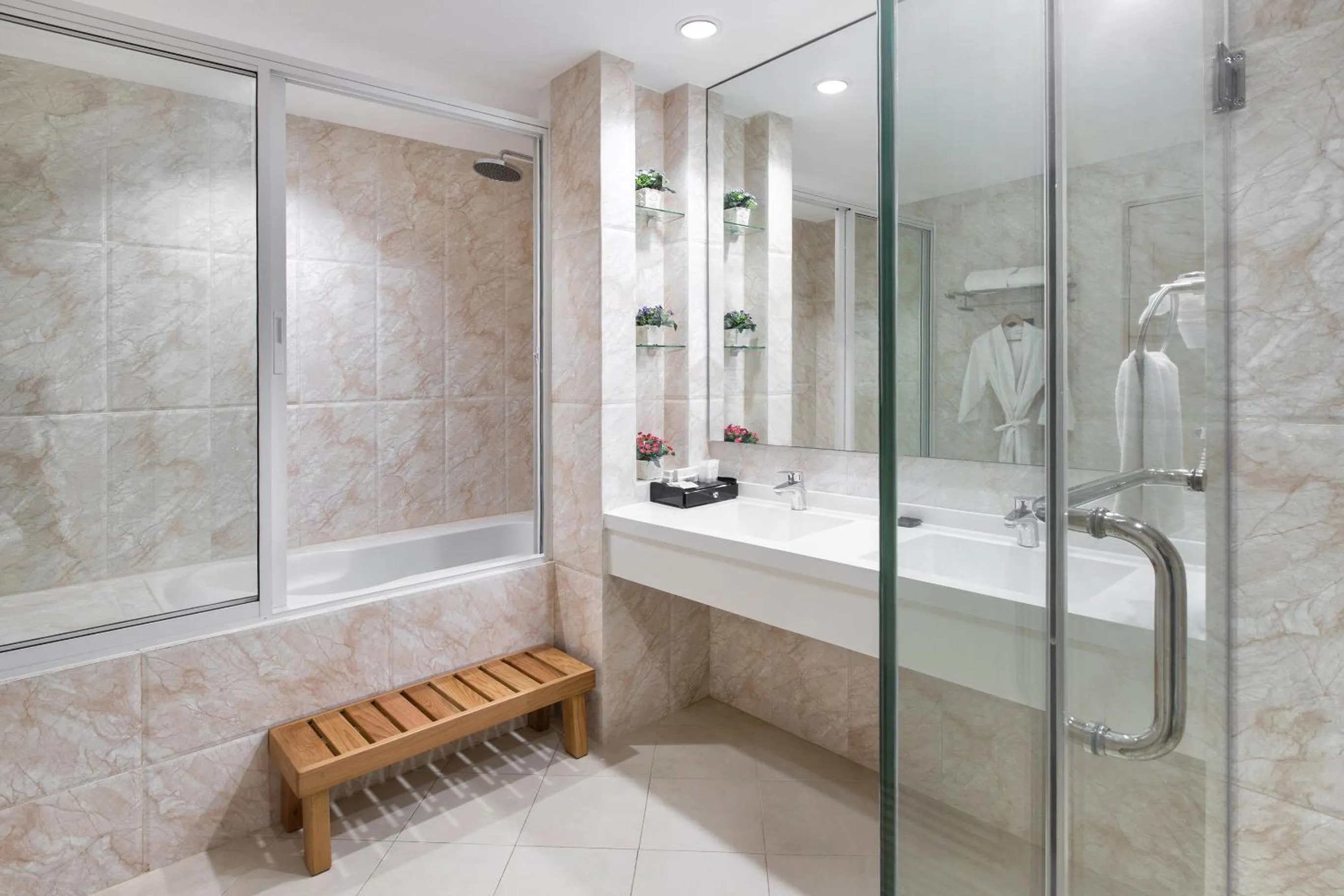 Shower in Golden Prince Hotel & Suites