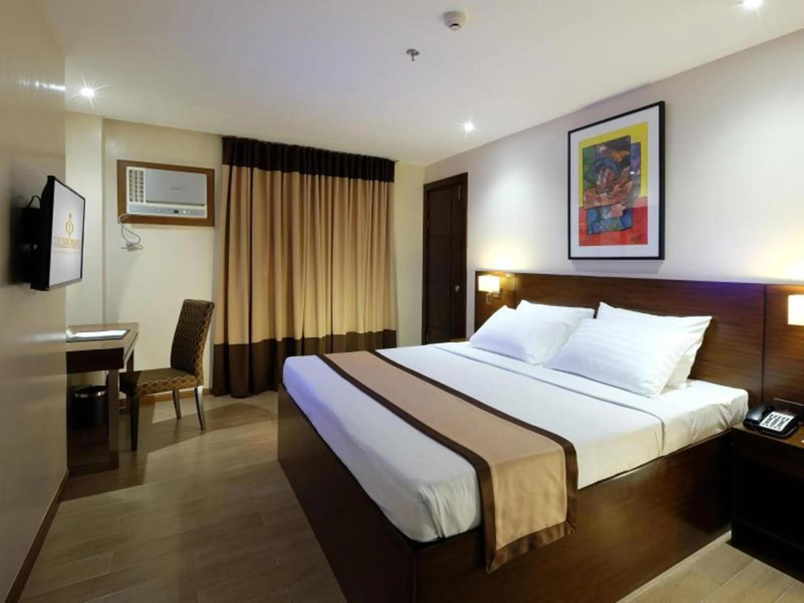 Bed in Golden Prince Hotel & Suites
