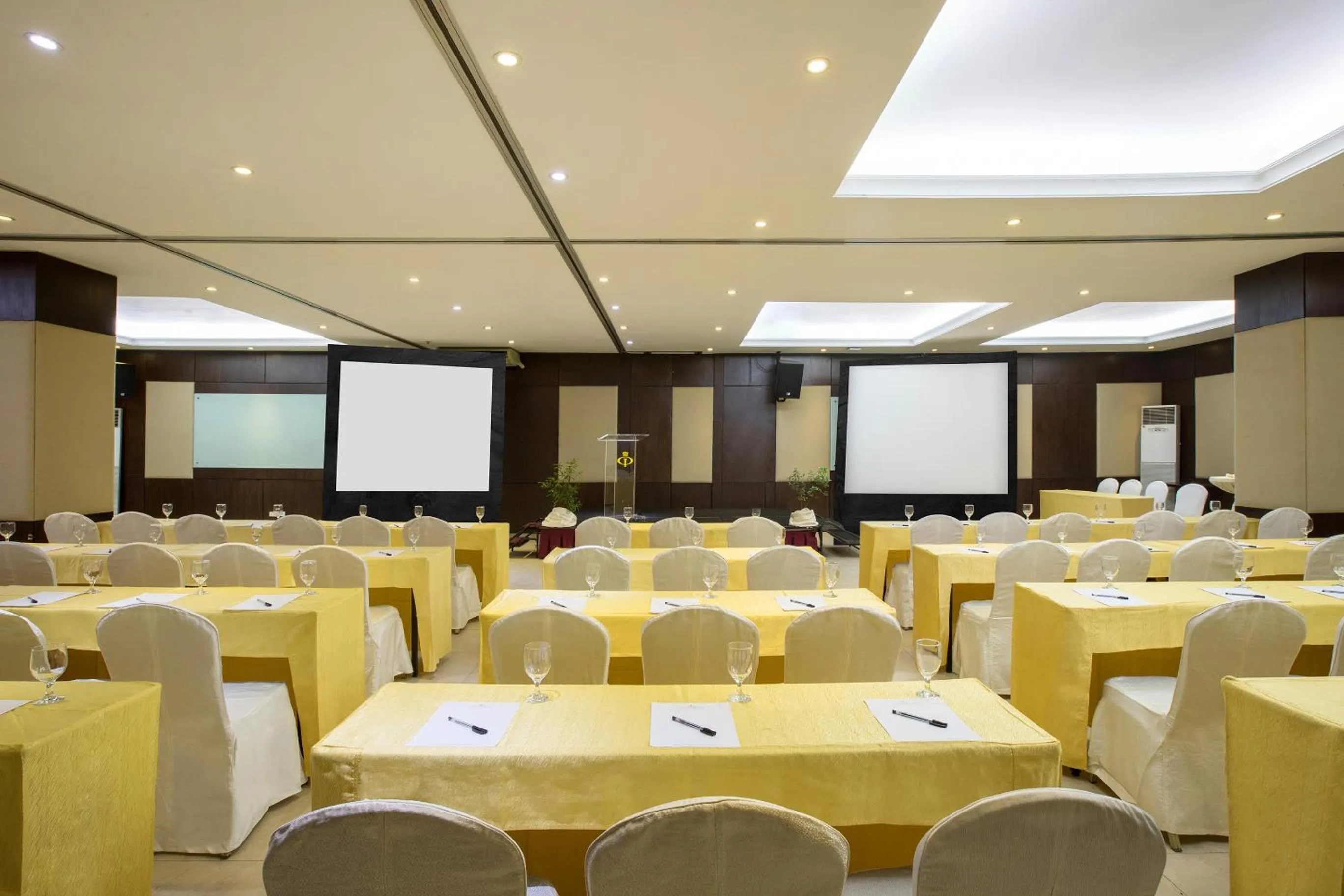 Business facilities in Golden Prince Hotel & Suites