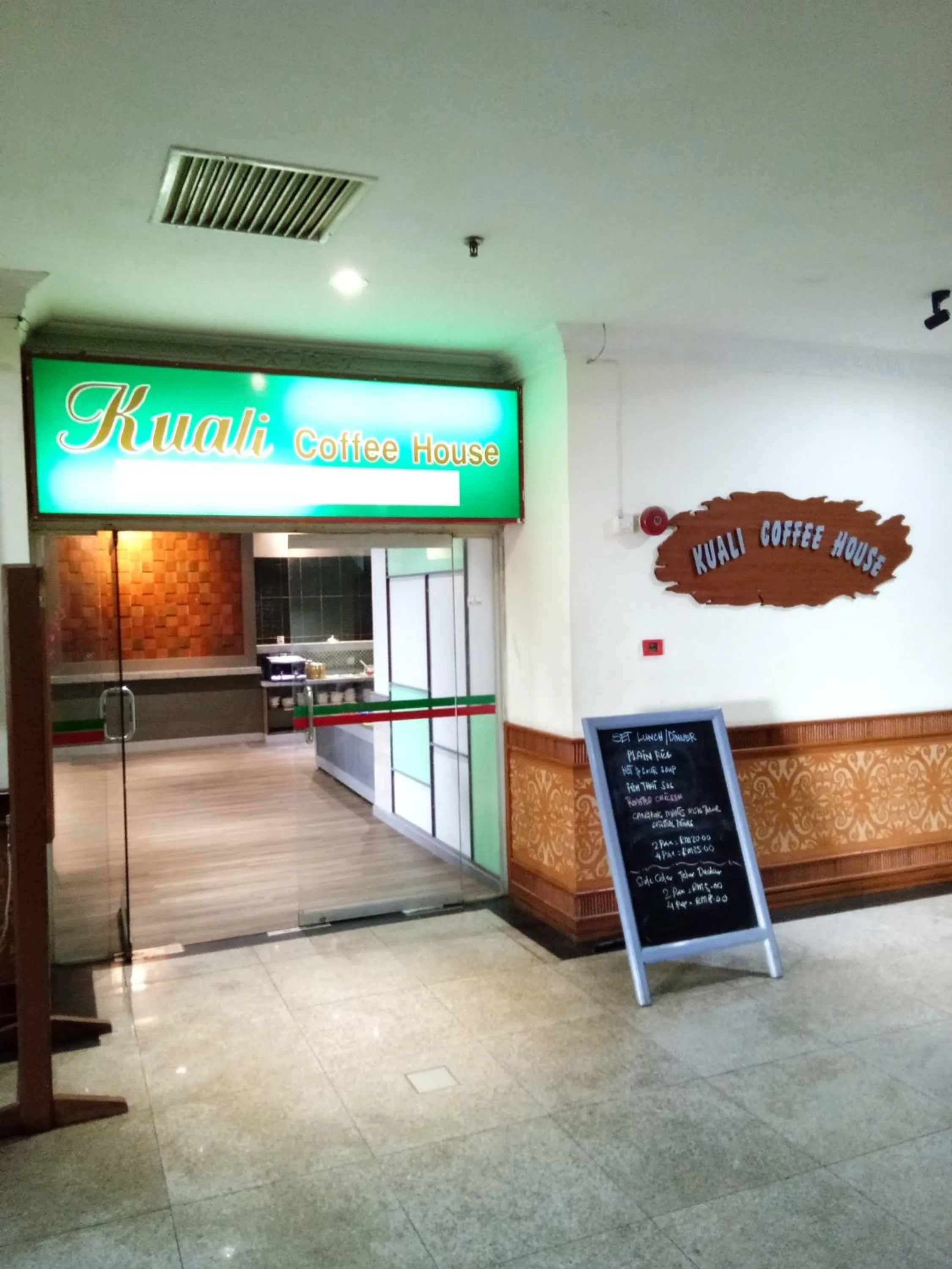 Restaurant/places to eat in Purnama Hotel