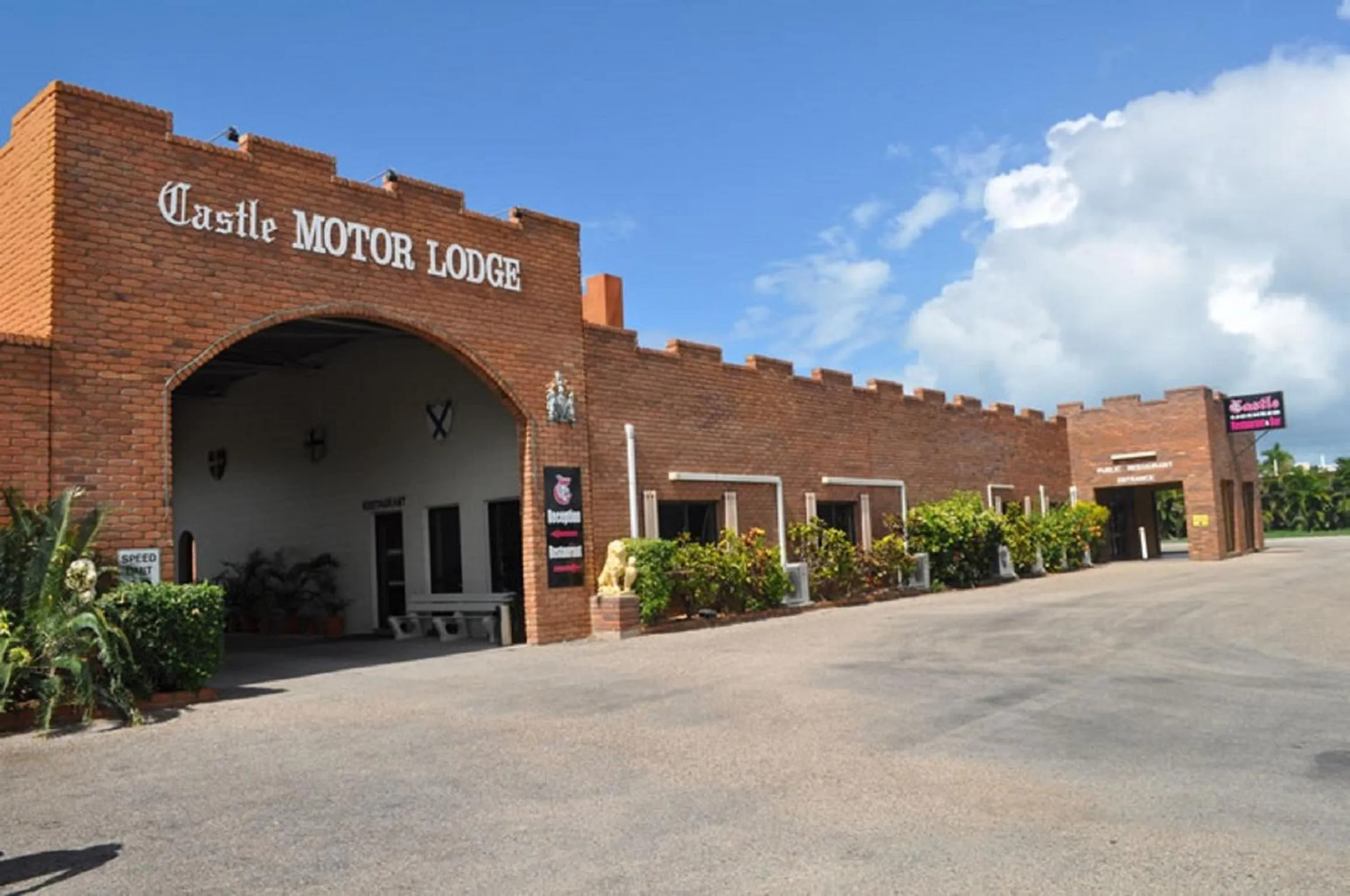 Facade/entrance in Castle Motor Lodge