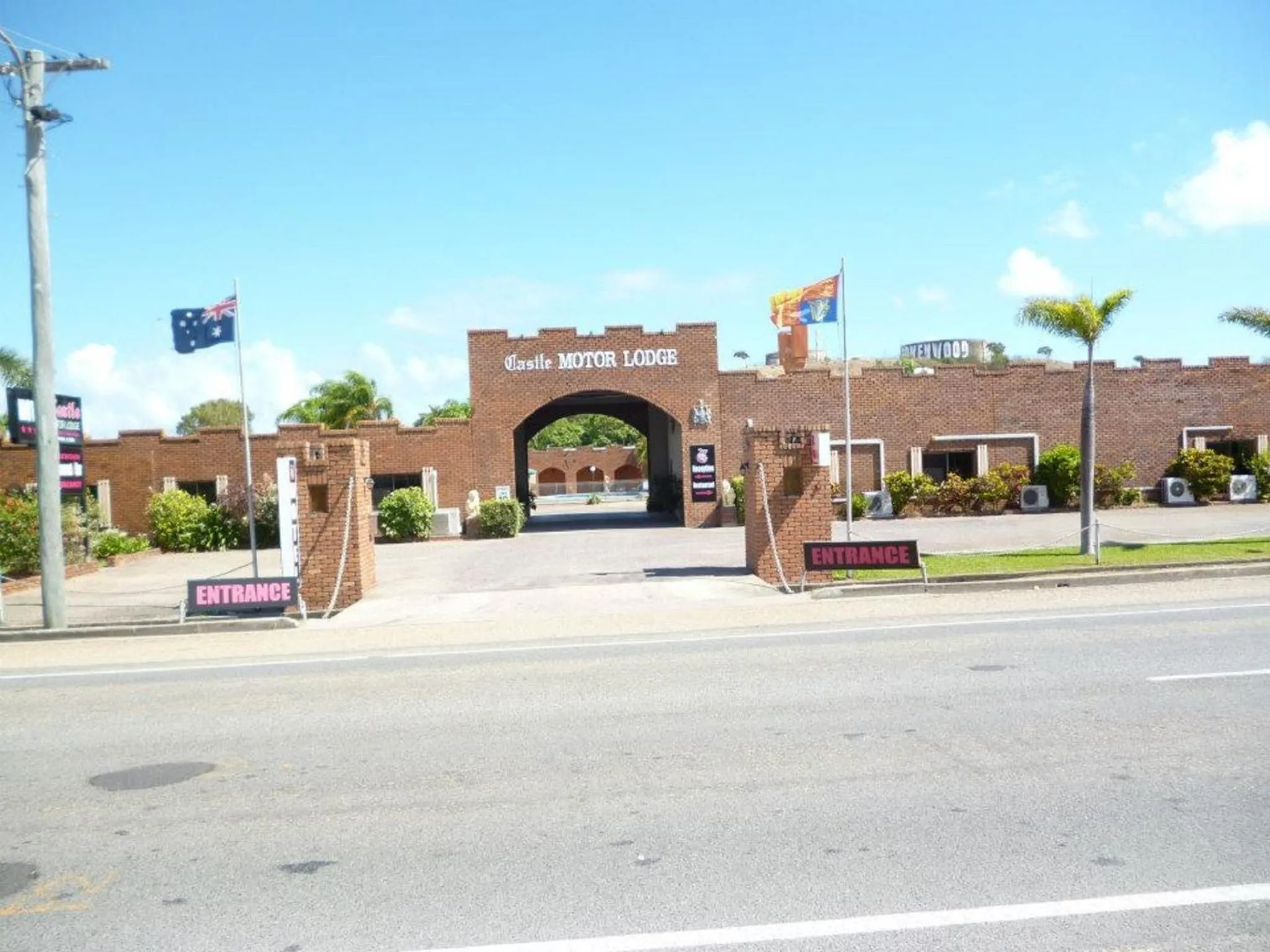 Facade/entrance in Castle Motor Lodge