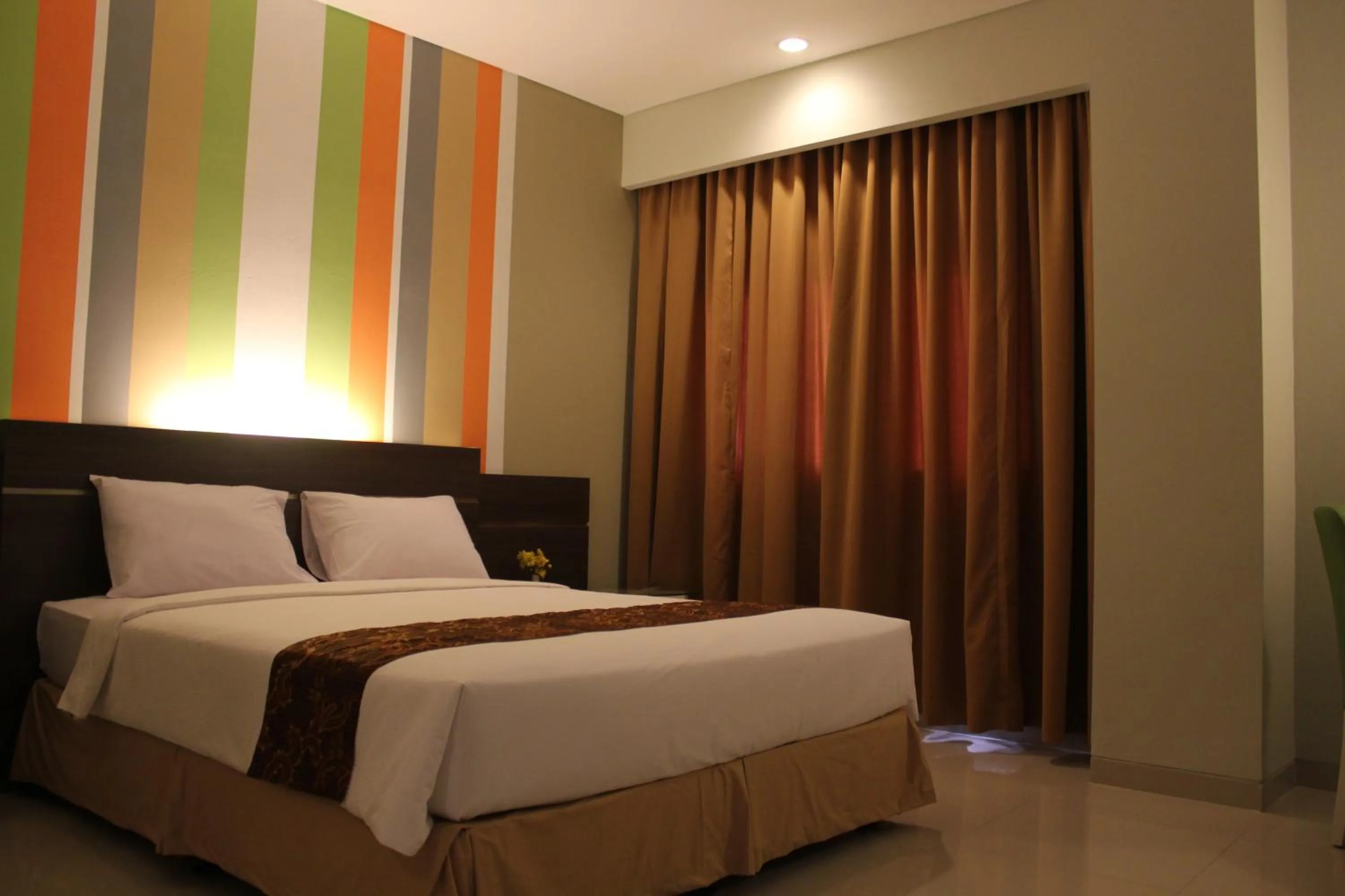 Bed in Pose In Hotel Solo