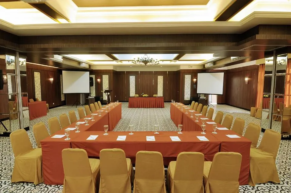 Banquet/Function facilities in Pose In Hotel Solo