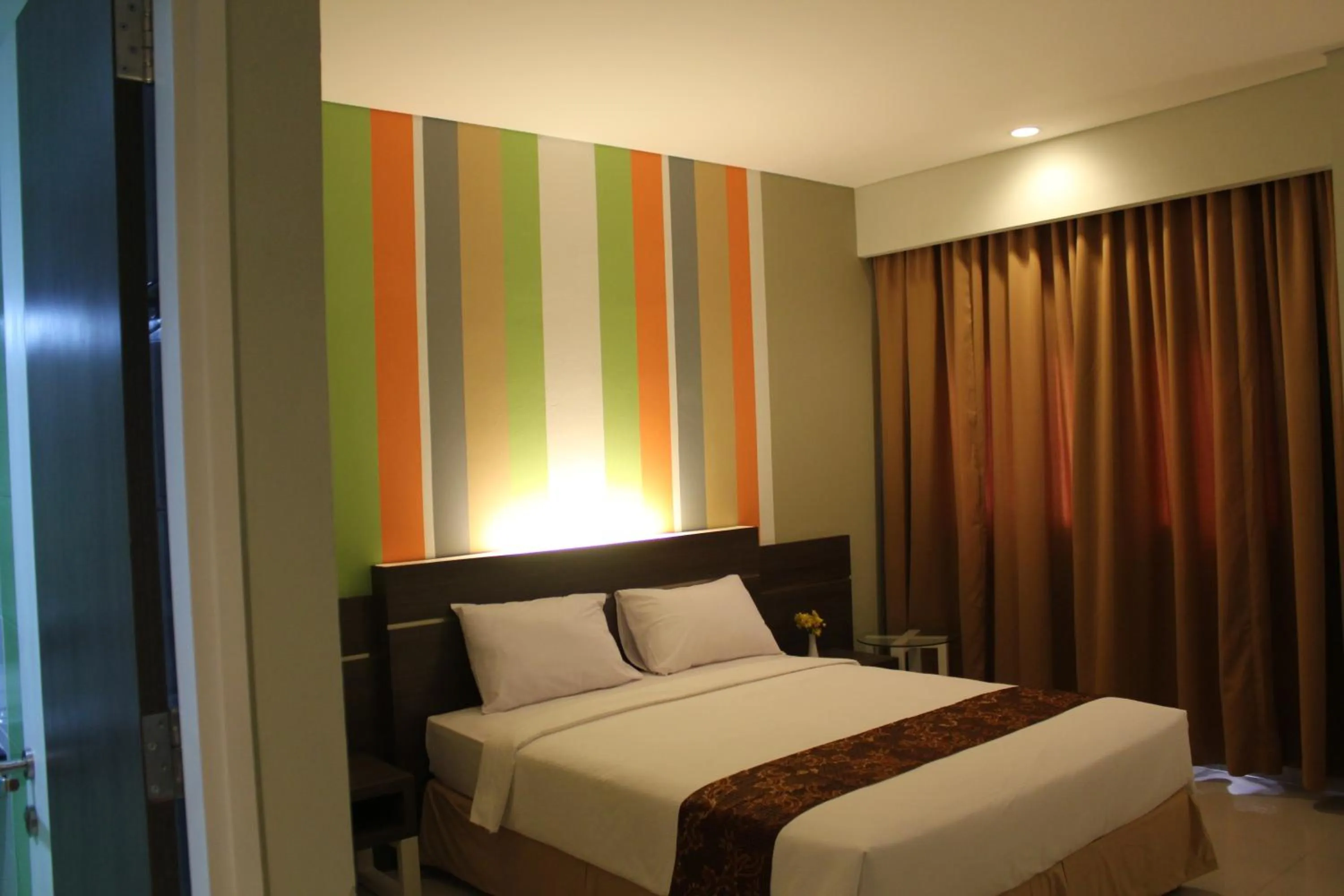 Bed in Pose In Hotel Solo