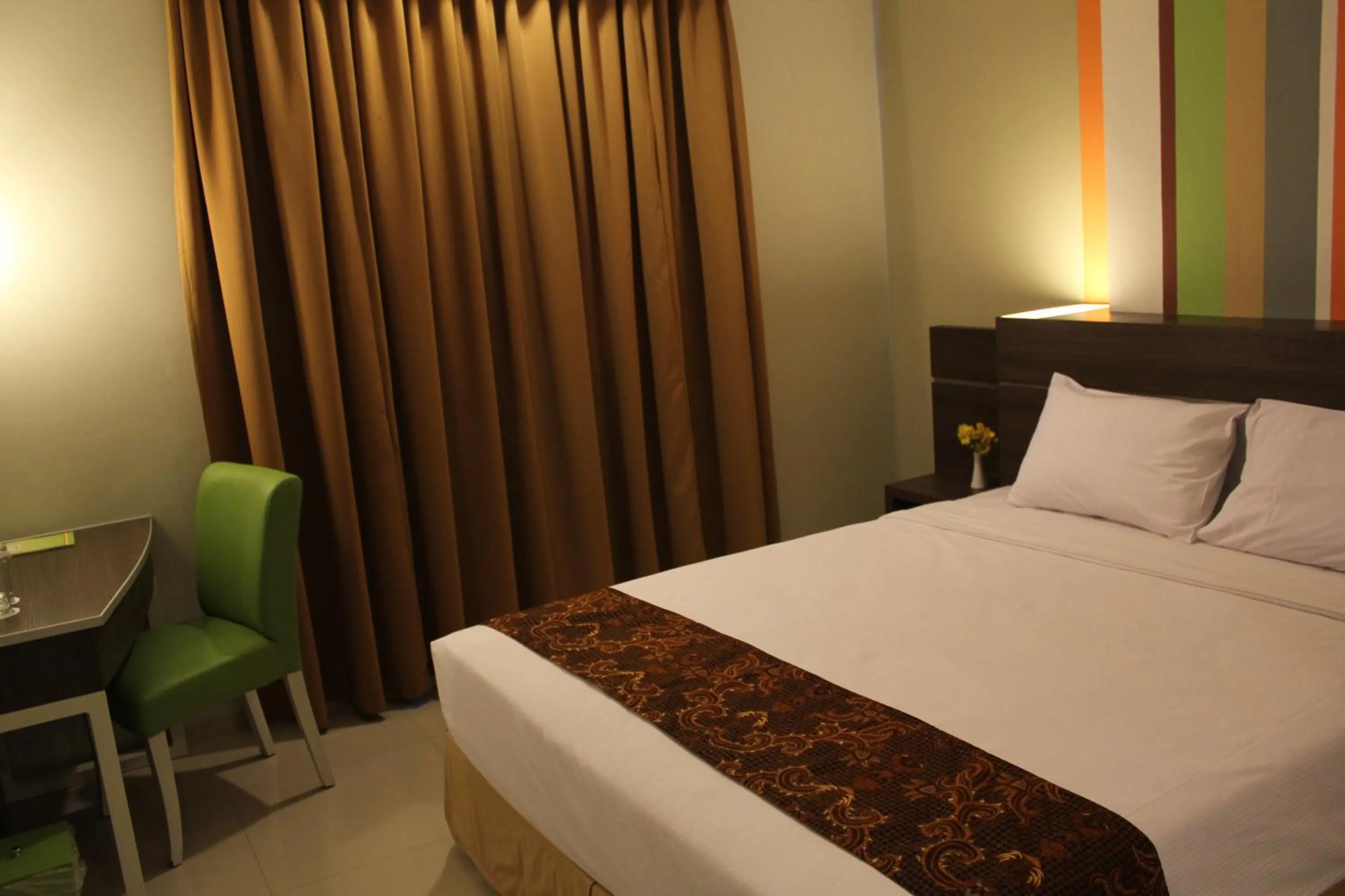 Bed in Pose In Hotel Solo