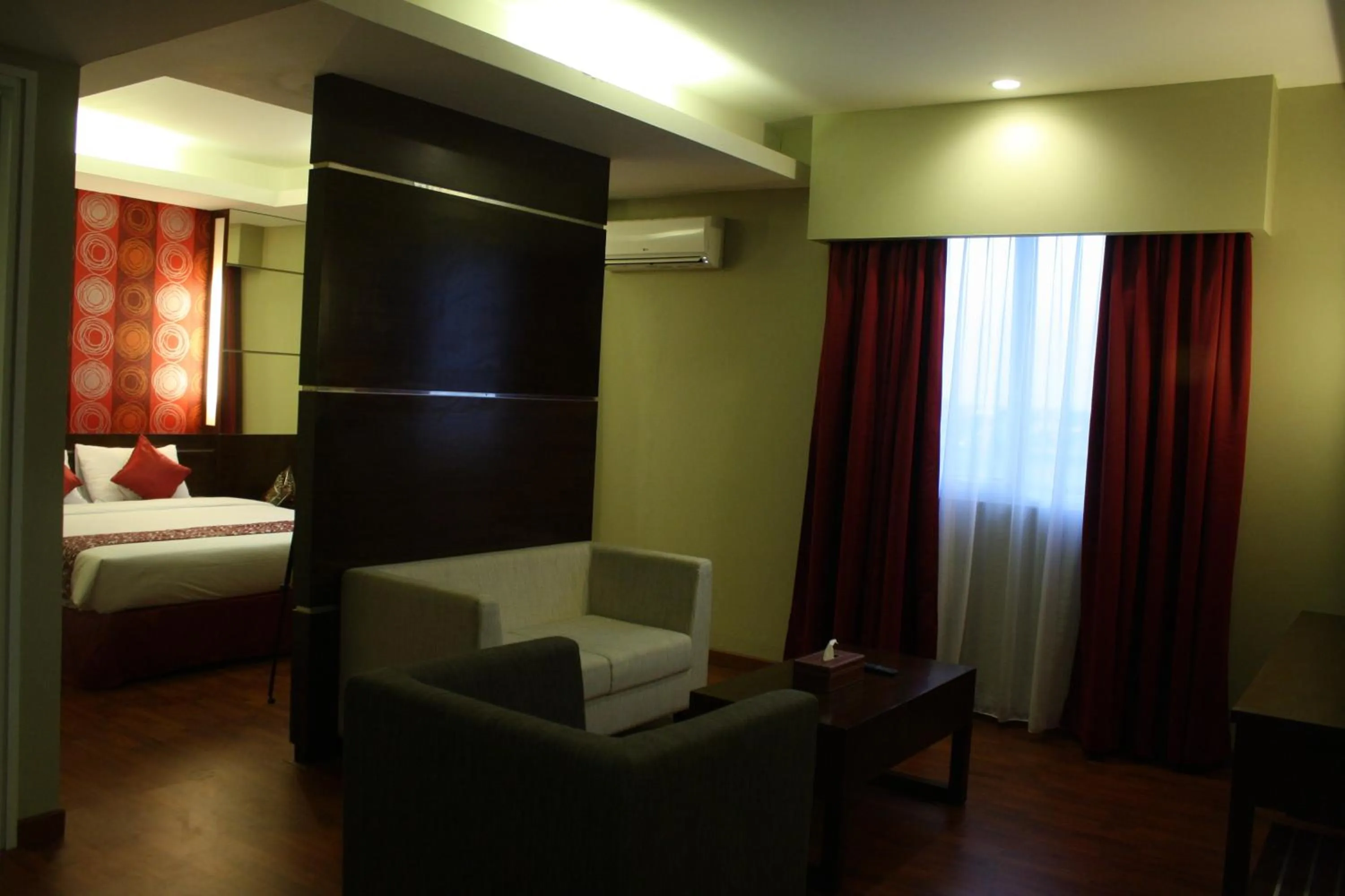 Bed in Pose In Hotel Solo