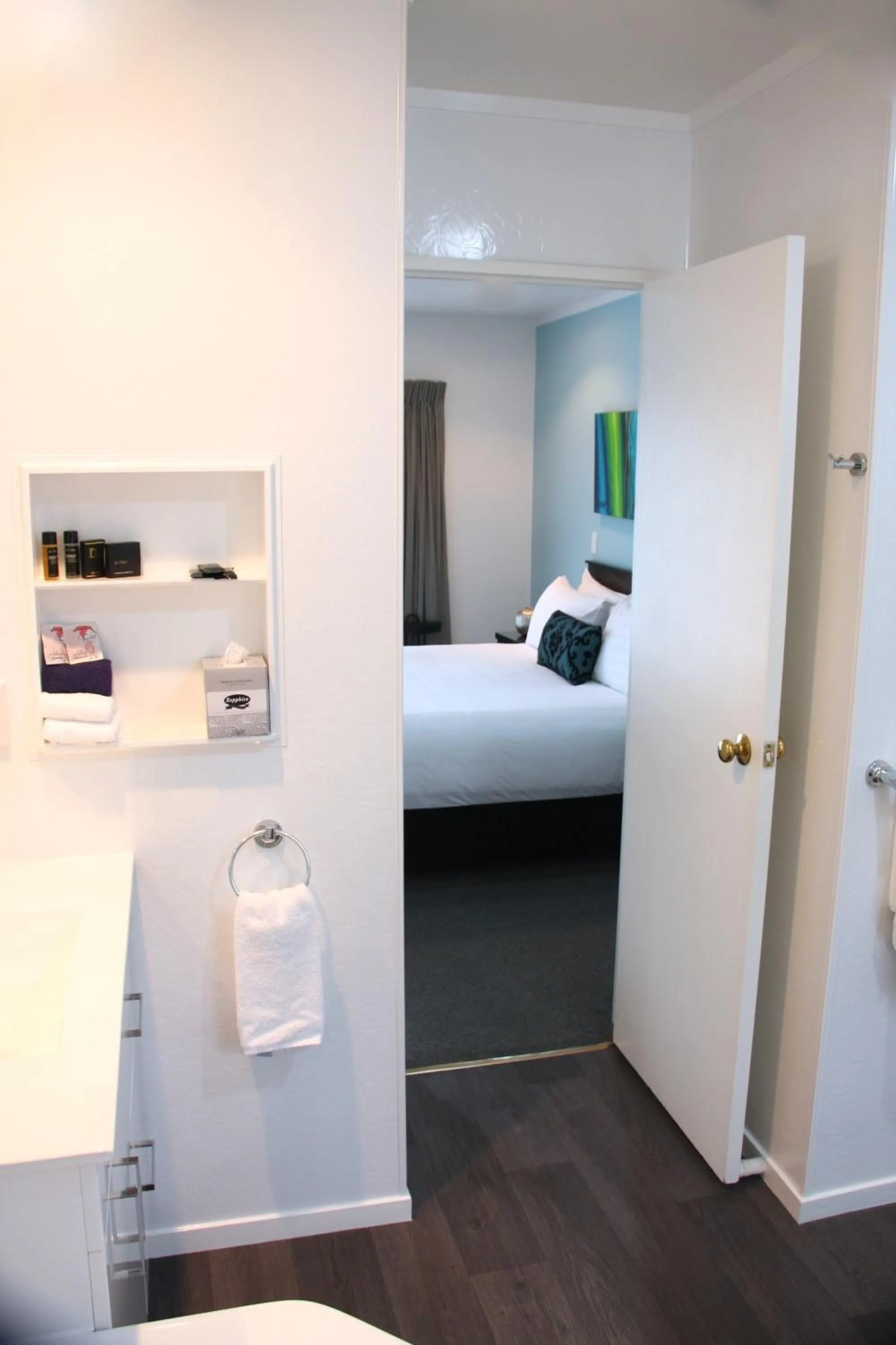 Bathroom, Bed in Camelot On Ulster