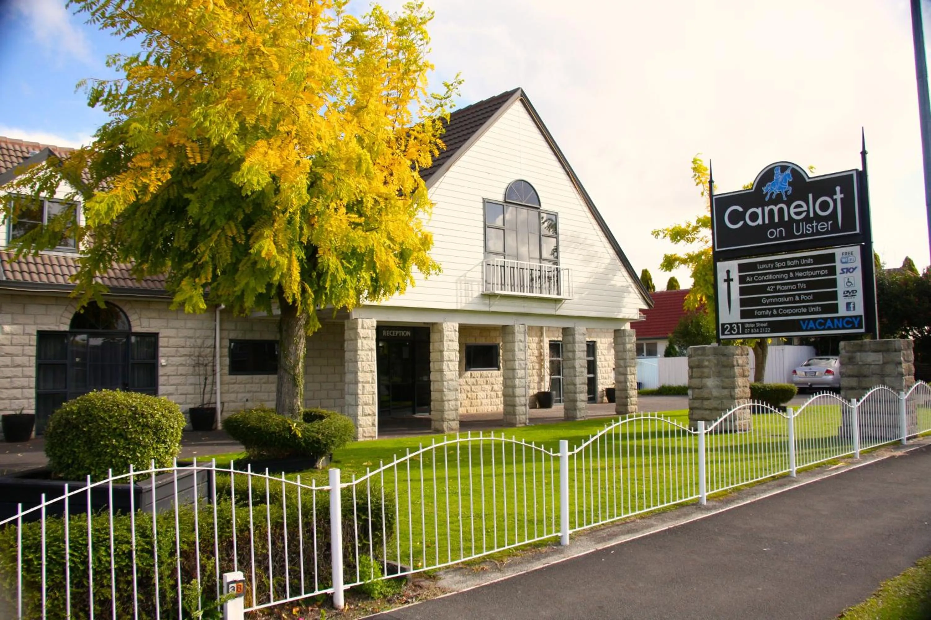 Facade/entrance in Camelot On Ulster