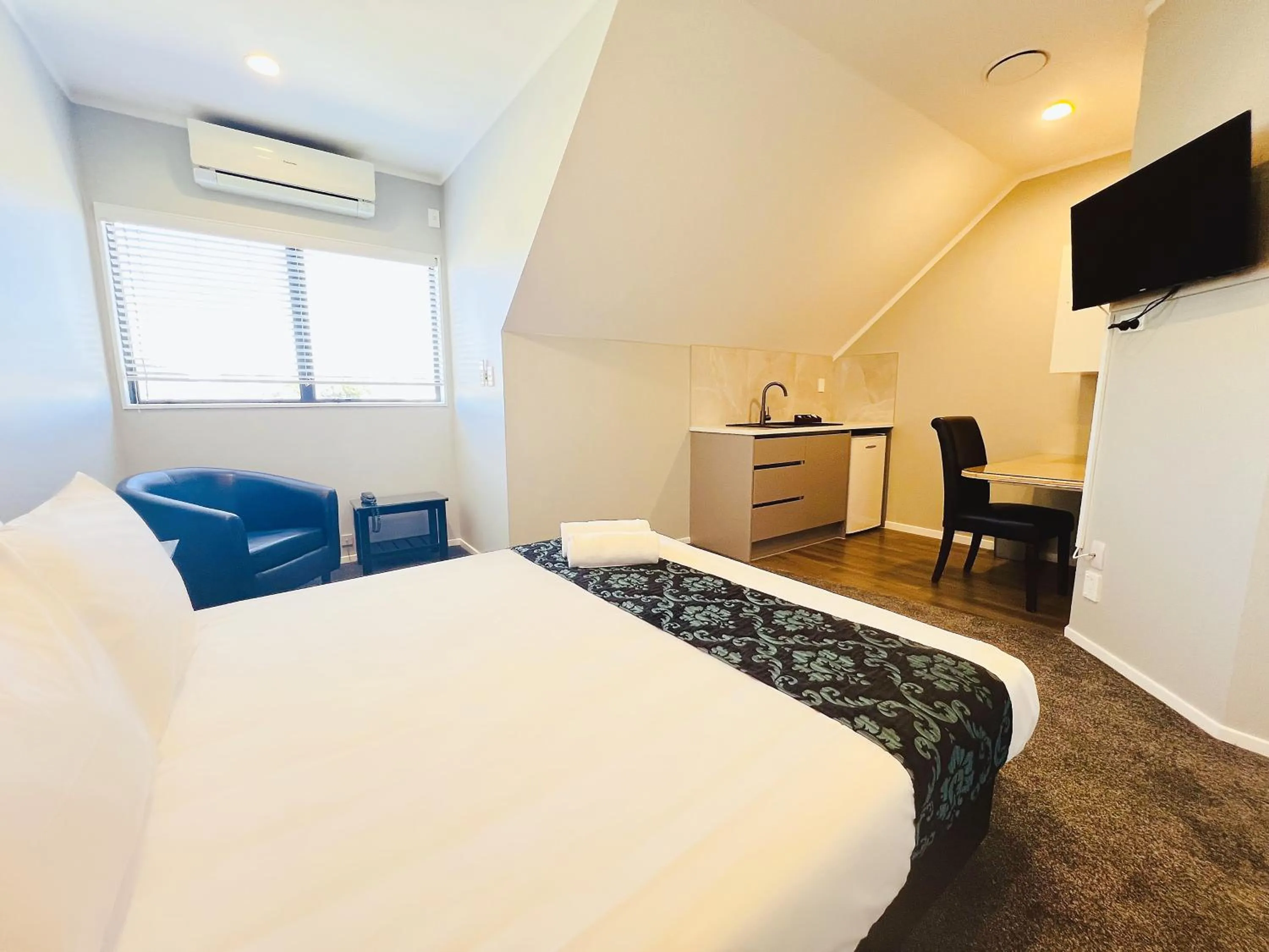 Photo of the whole room, Bed in Camelot On Ulster