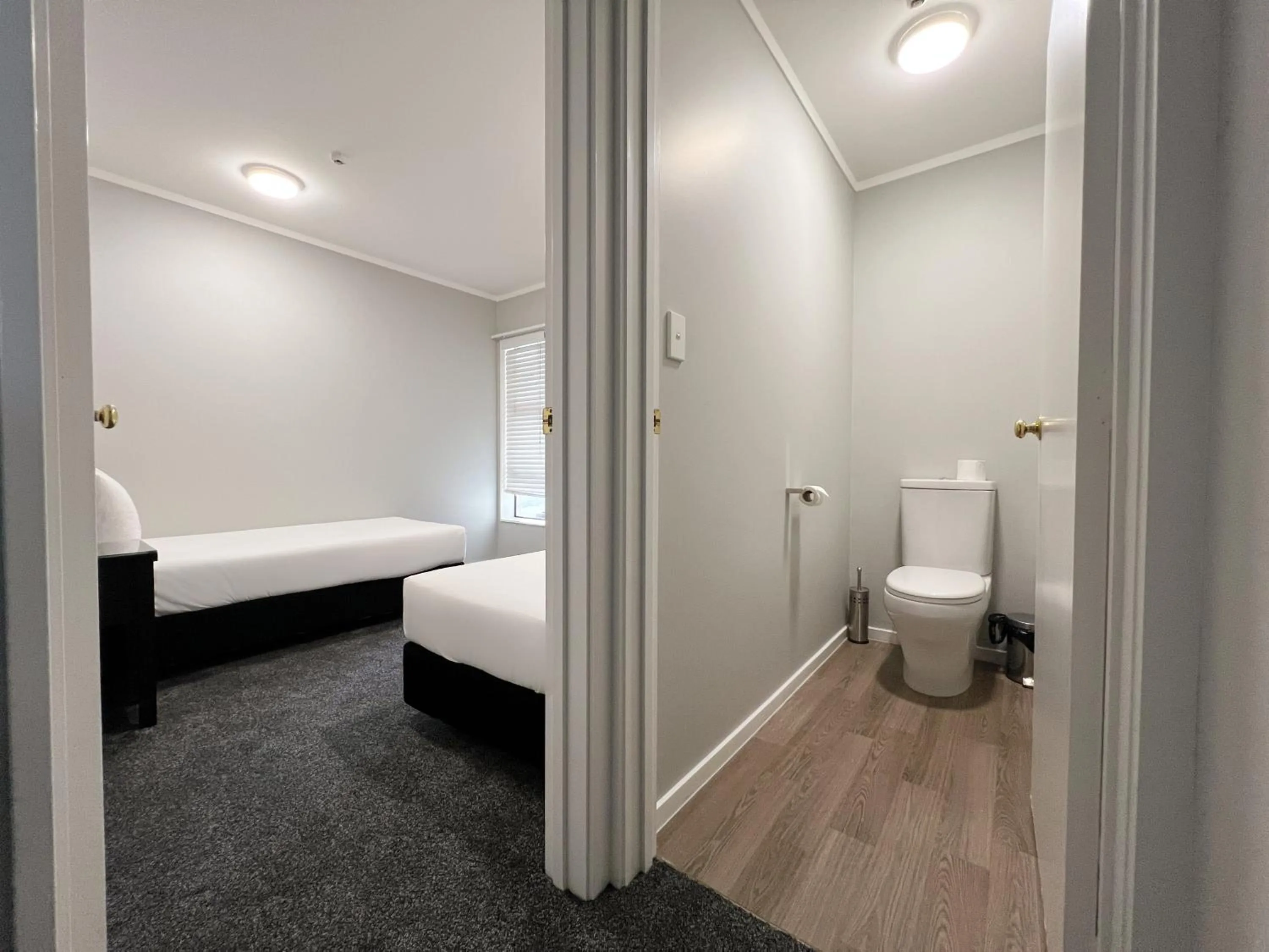 Toilet, Bed in Camelot On Ulster