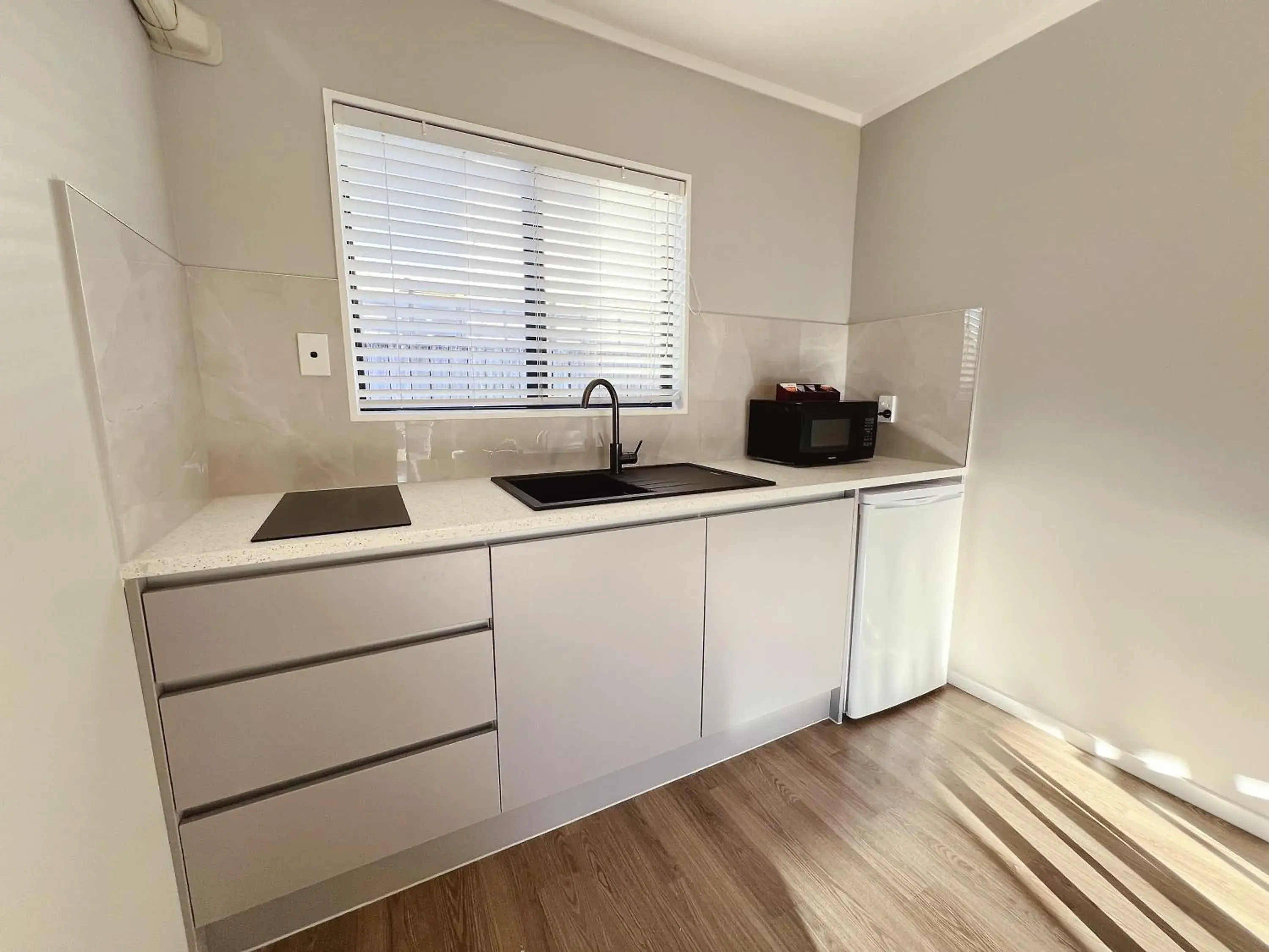 Deluxe Studio with Spa Bath in Camelot On Ulster Deluxe Studio with Spa Bath in Camelot On Ulster