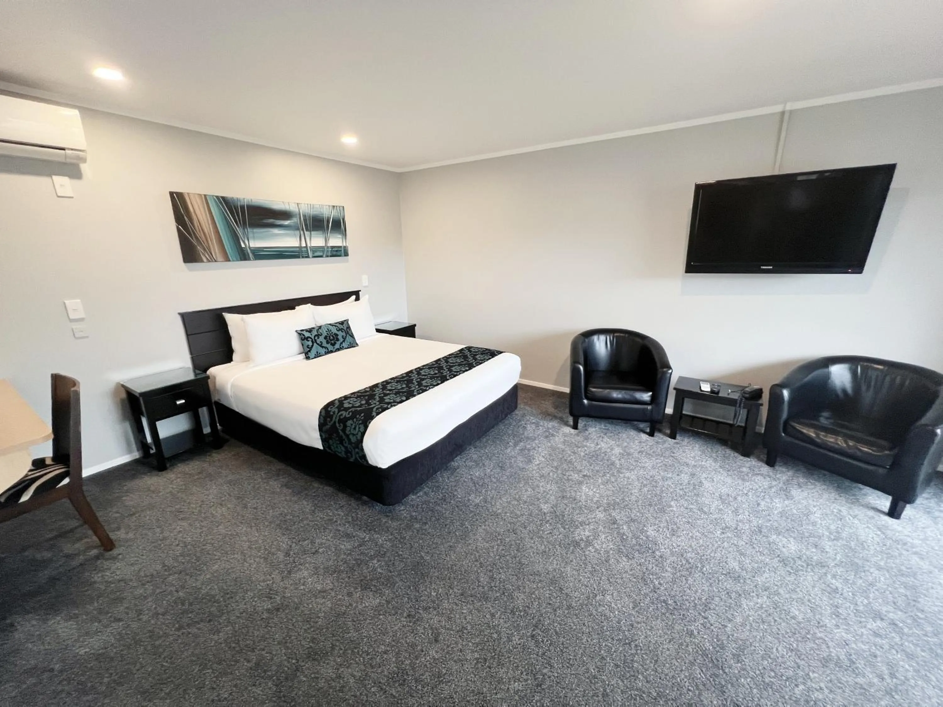 Photo of the whole room, Bed in Camelot On Ulster