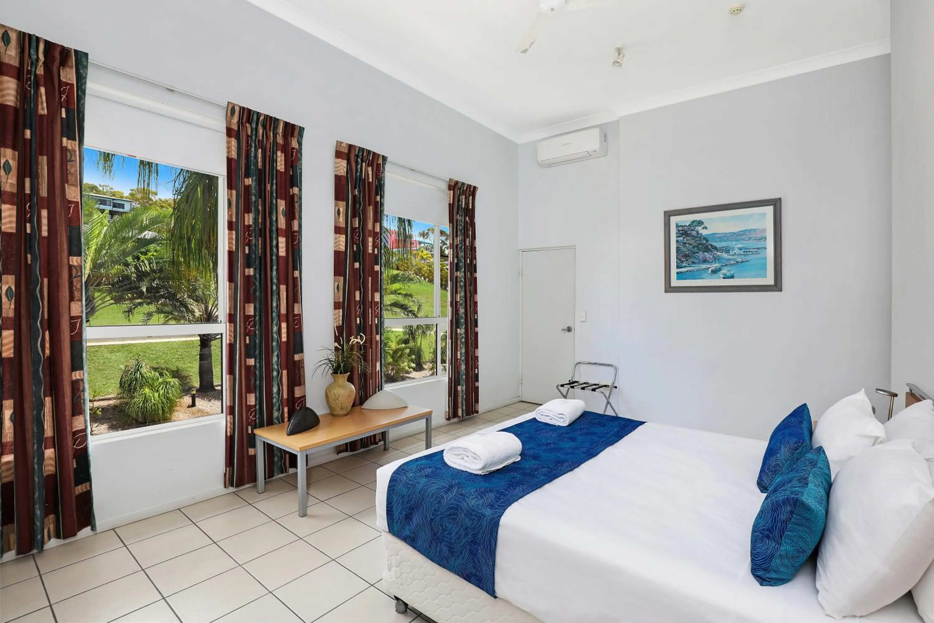 Bedroom, Bed in Sandcastles 1770 Motel & Resort