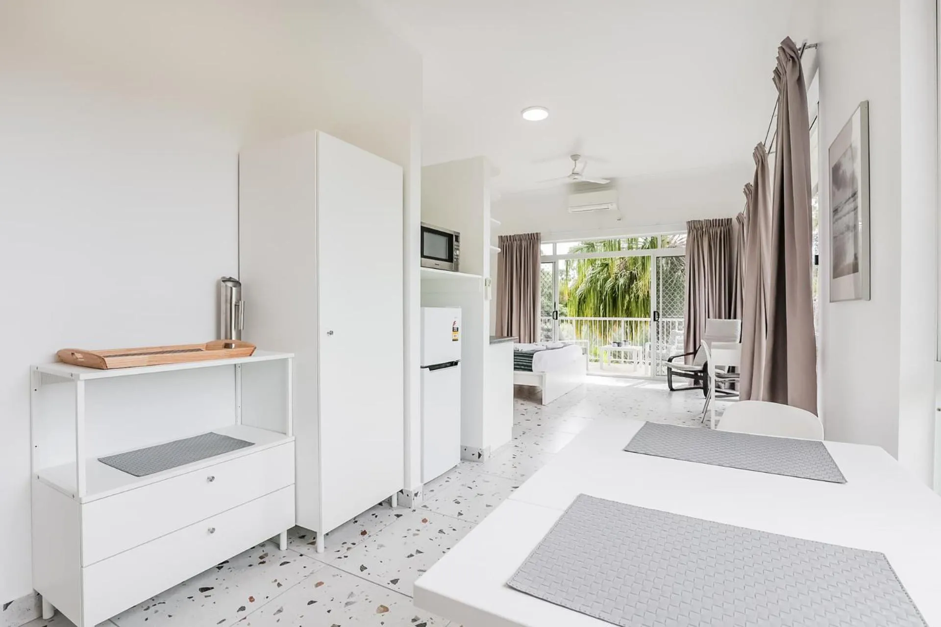 Kitchen or kitchenette, Bed in Sandcastles 1770 Motel & Resort