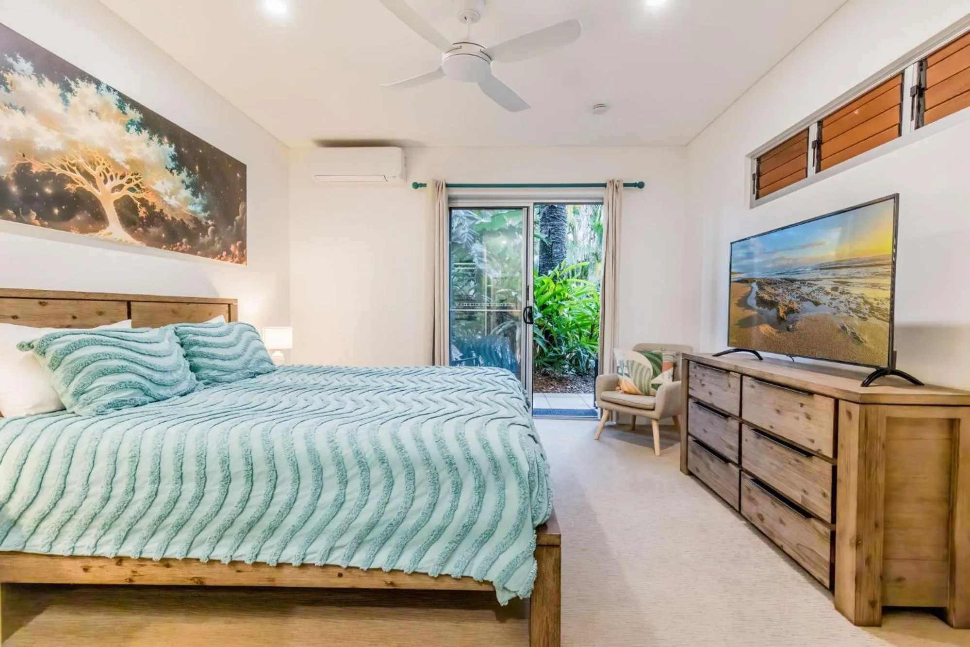 TV and multimedia, Bed in Sandcastles 1770 Motel & Resort