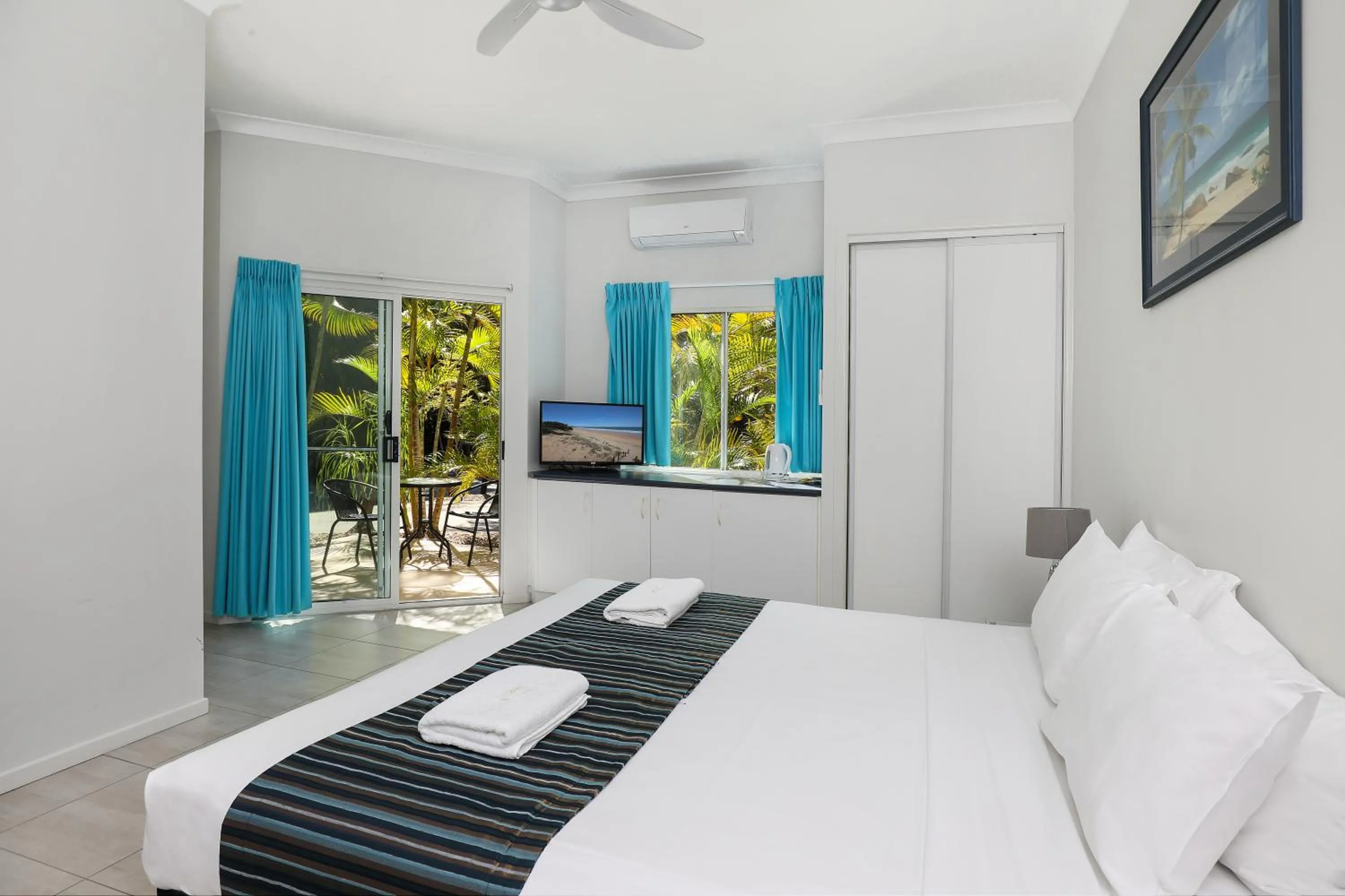 Bed in Sandcastles 1770 Motel & Resort