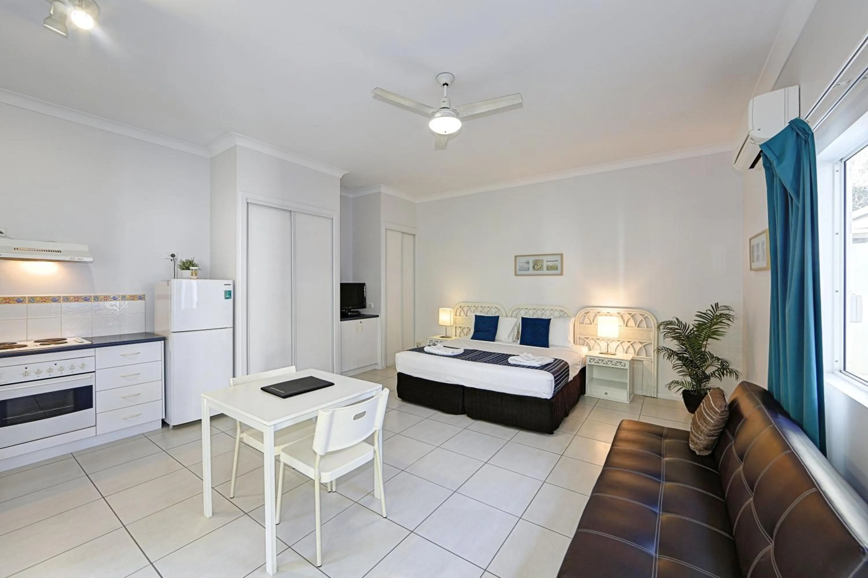 Photo of the whole room, Bed in Sandcastles 1770 Motel & Resort