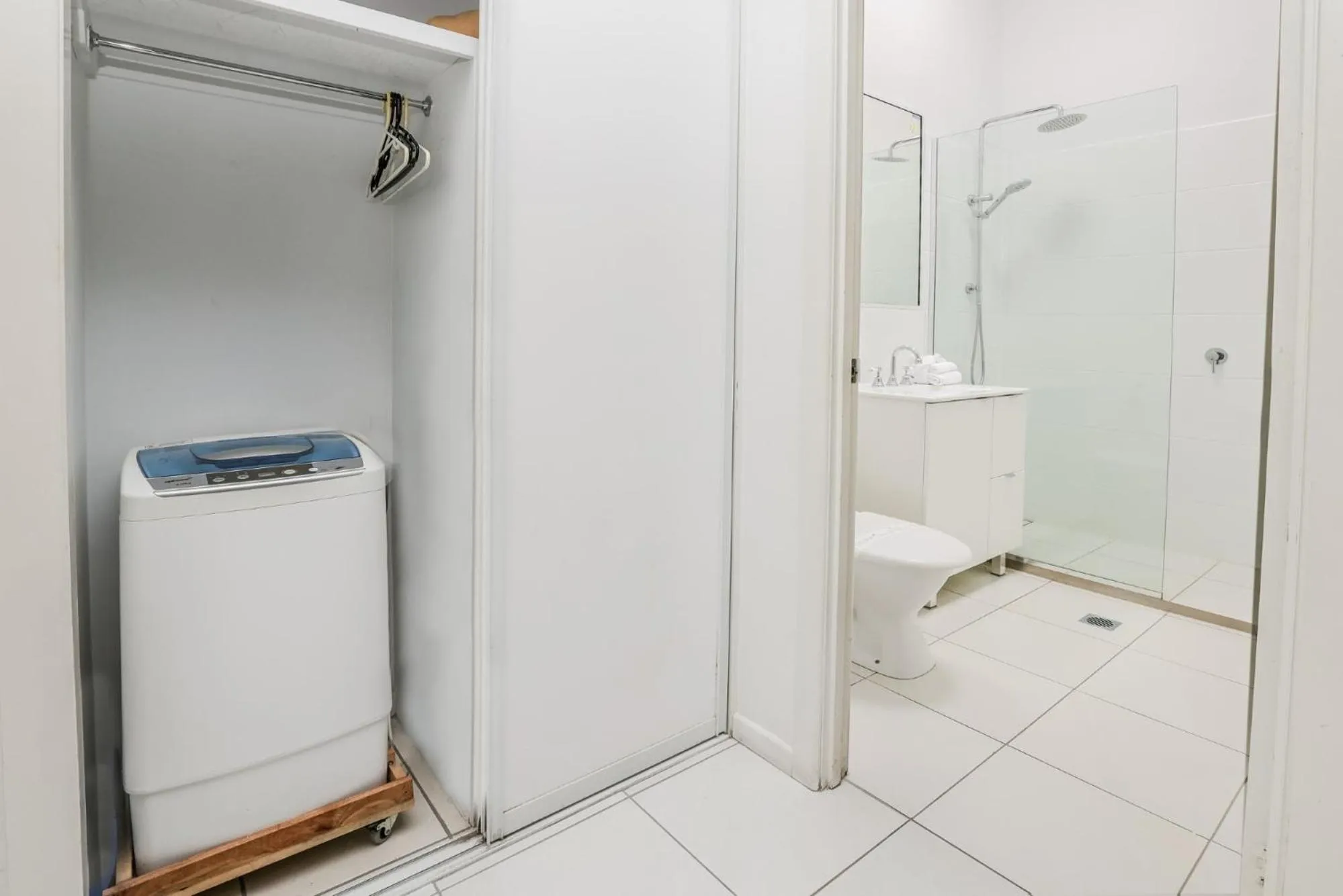 Shower in Sandcastles 1770 Motel & Resort