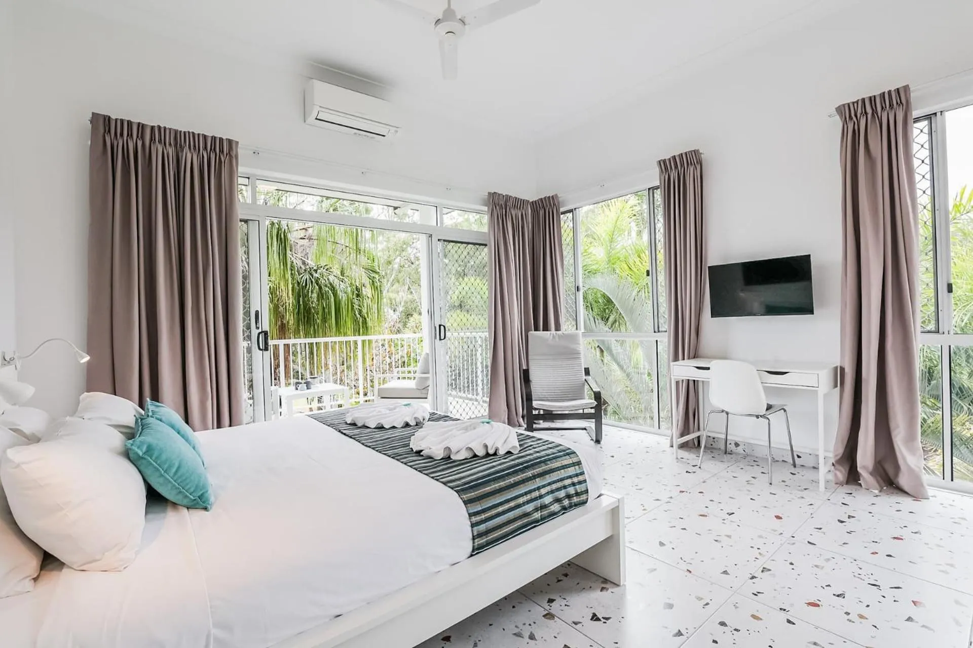 Bedroom, Bed in Sandcastles 1770 Motel & Resort