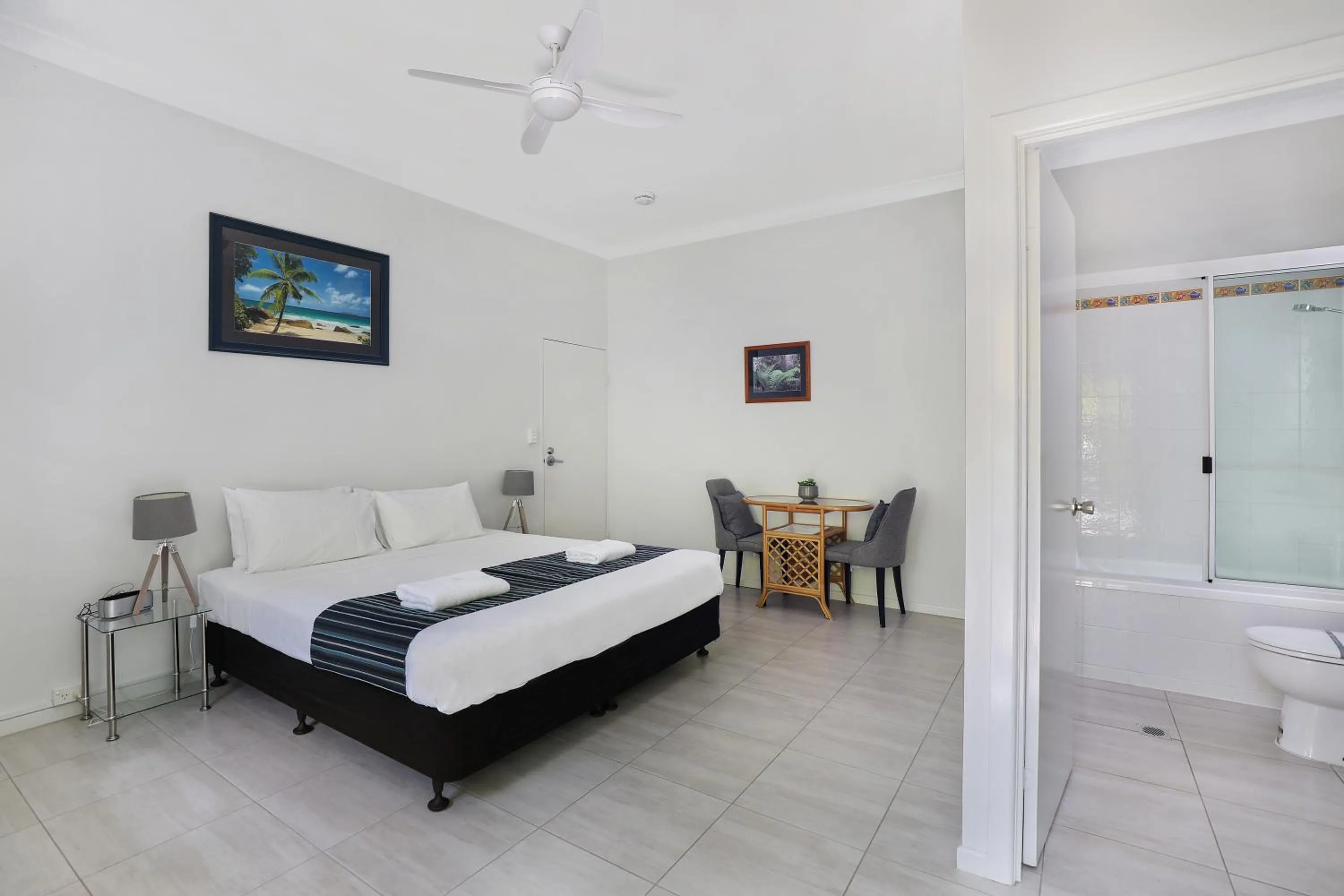 Bedroom, Bed in Sandcastles 1770 Motel & Resort