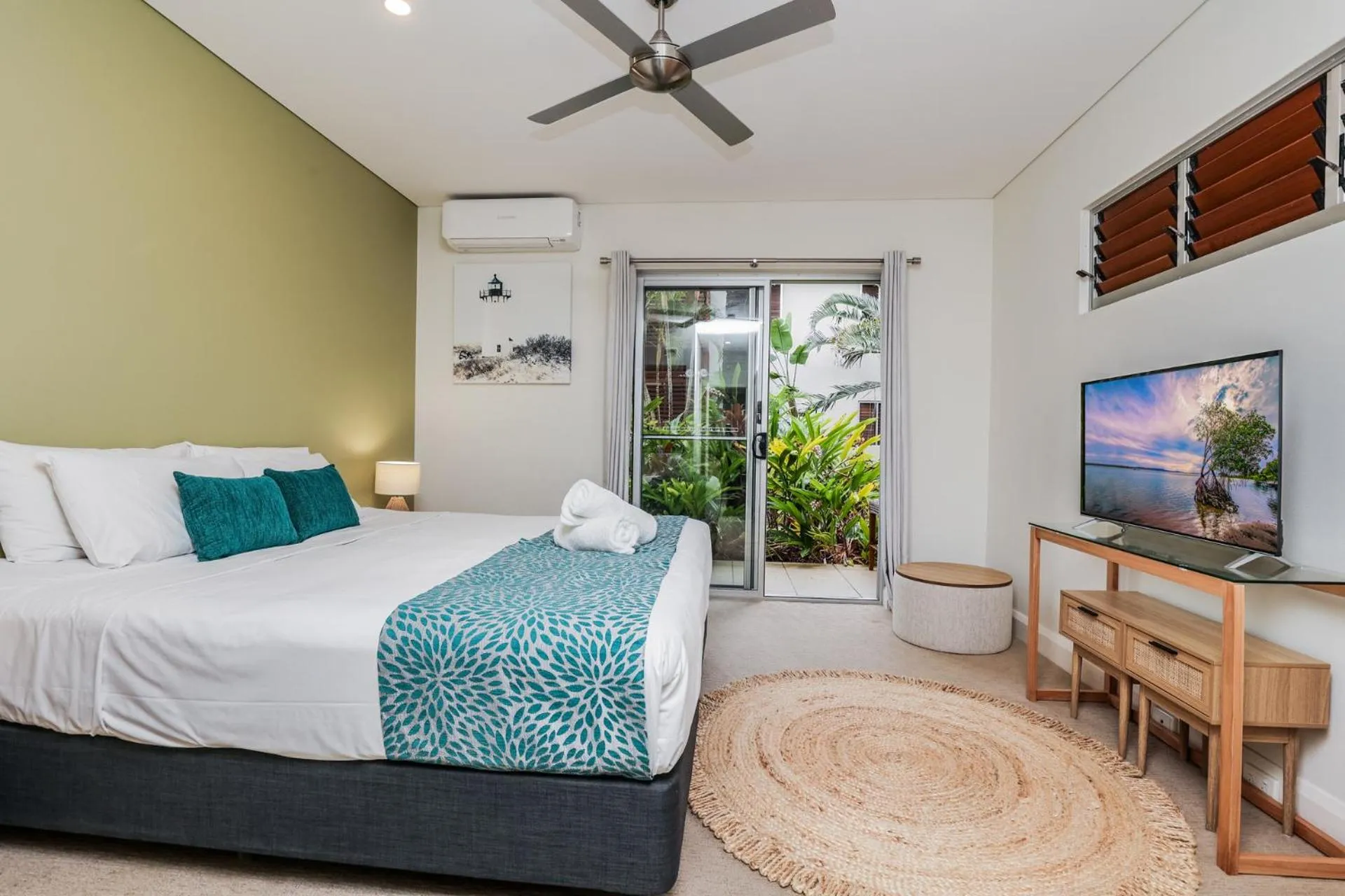 Bedroom, Bed in Sandcastles 1770 Motel & Resort