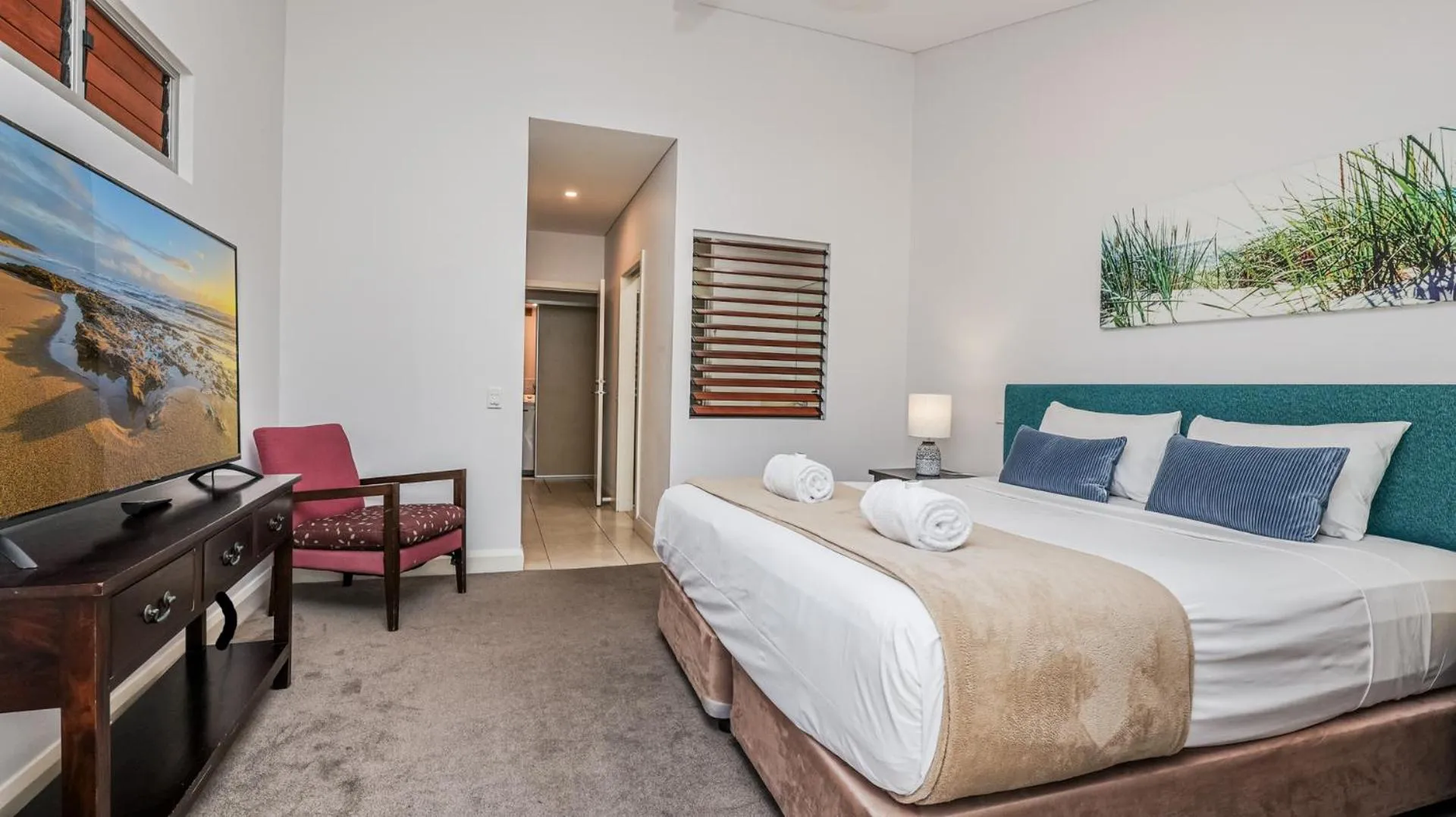 Bedroom, Bed in Sandcastles 1770 Motel & Resort