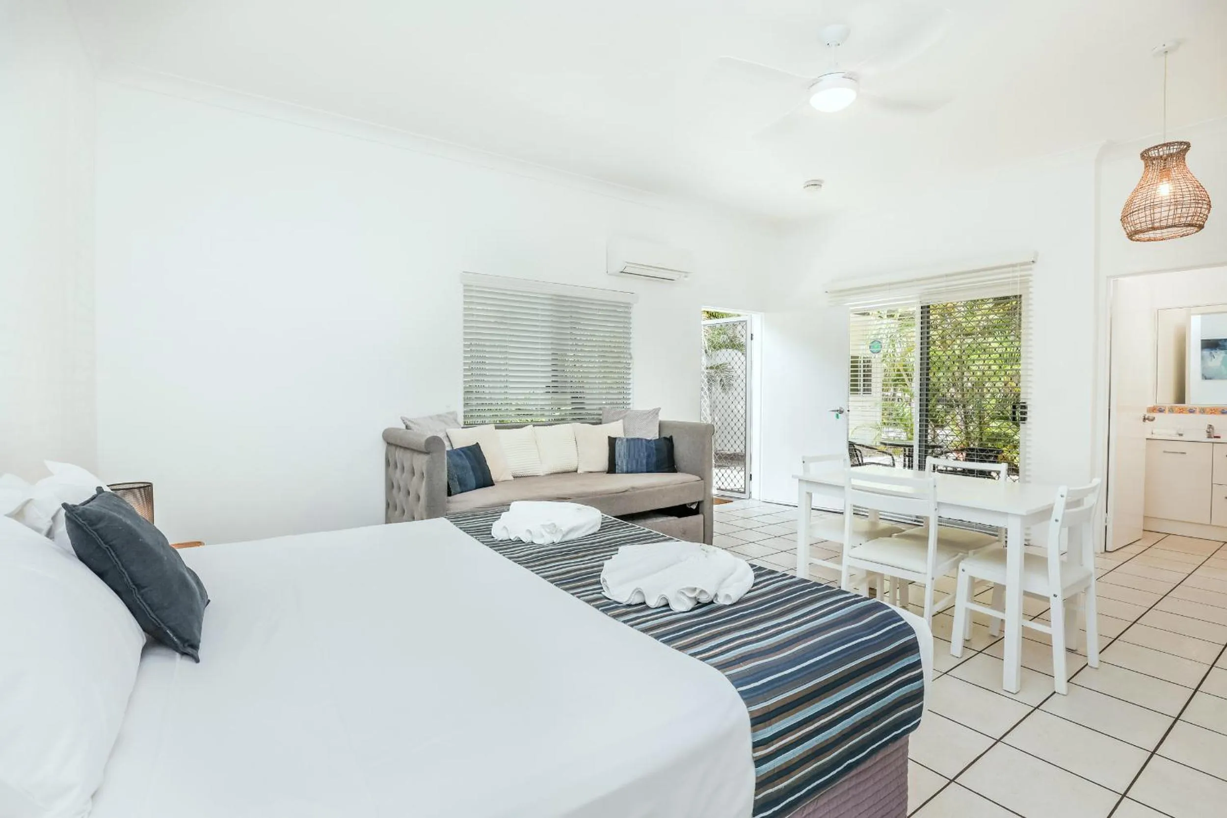 Living room, Bed in Sandcastles 1770 Motel & Resort