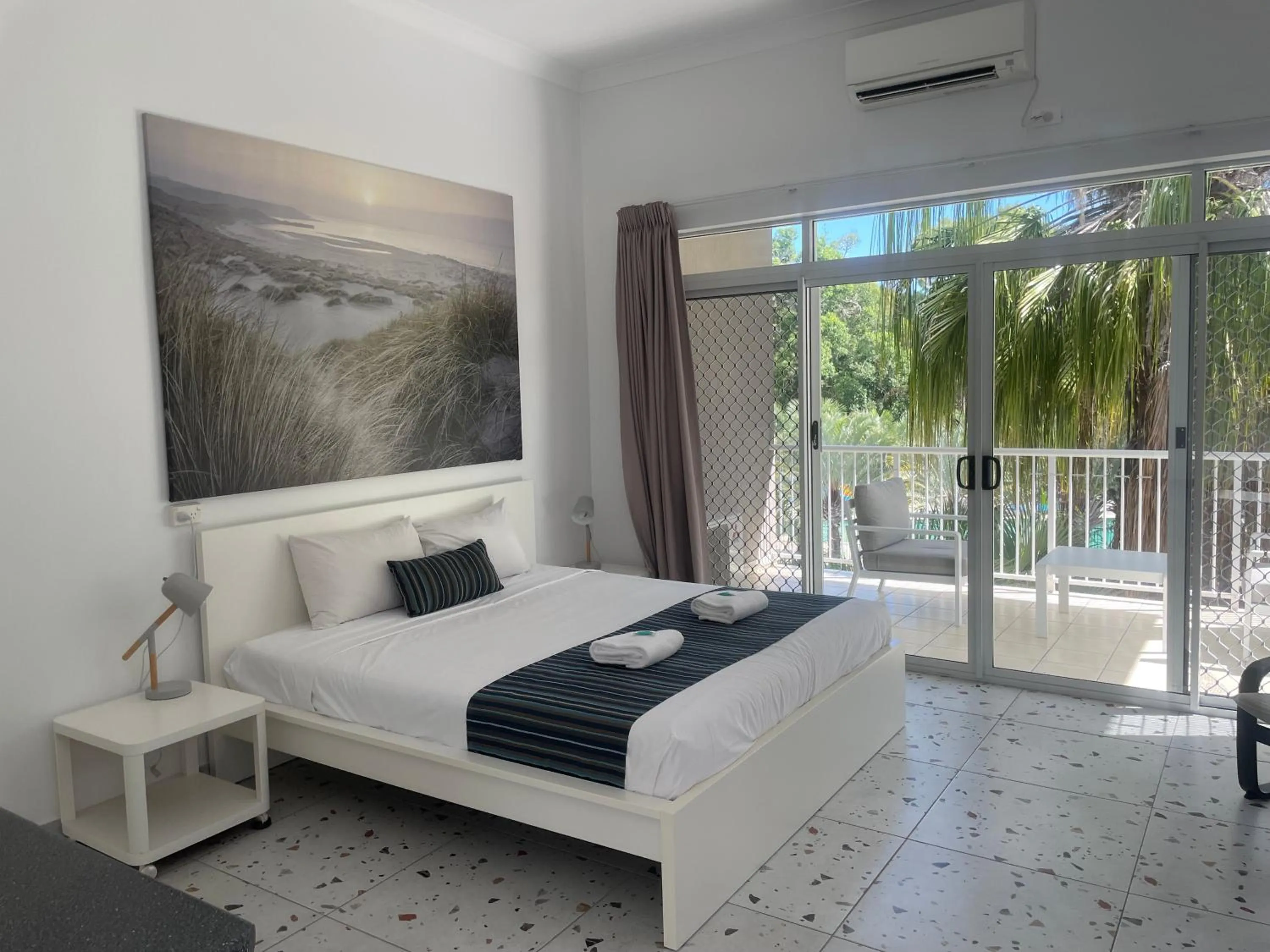 Bed in Sandcastles 1770 Motel & Resort