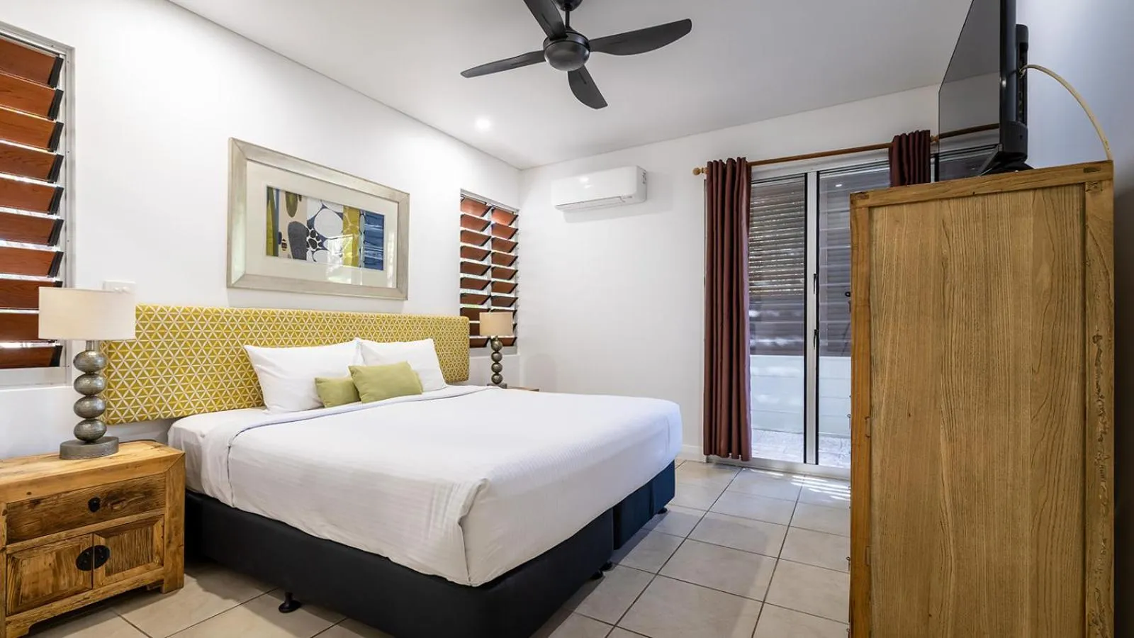 Bedroom, Bed in Sandcastles 1770 Motel & Resort