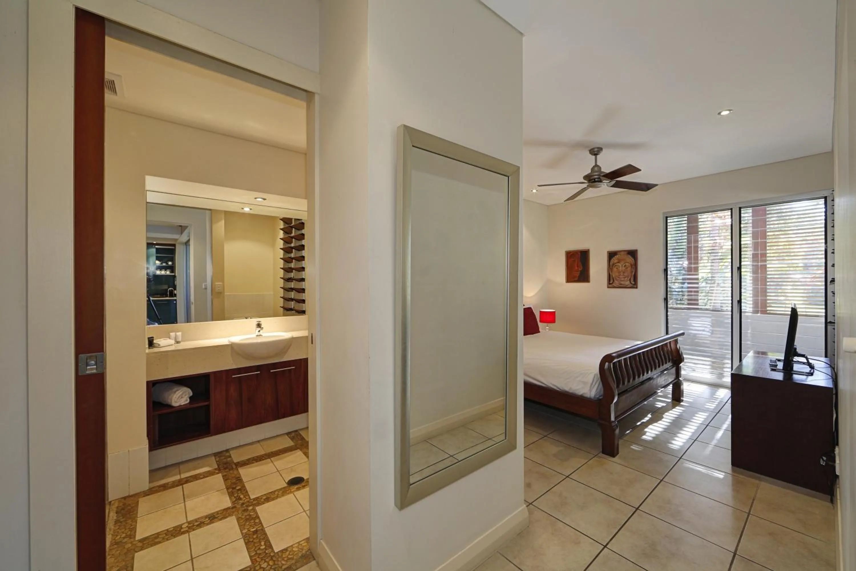 Bathroom, Bed in Sandcastles 1770 Motel & Resort